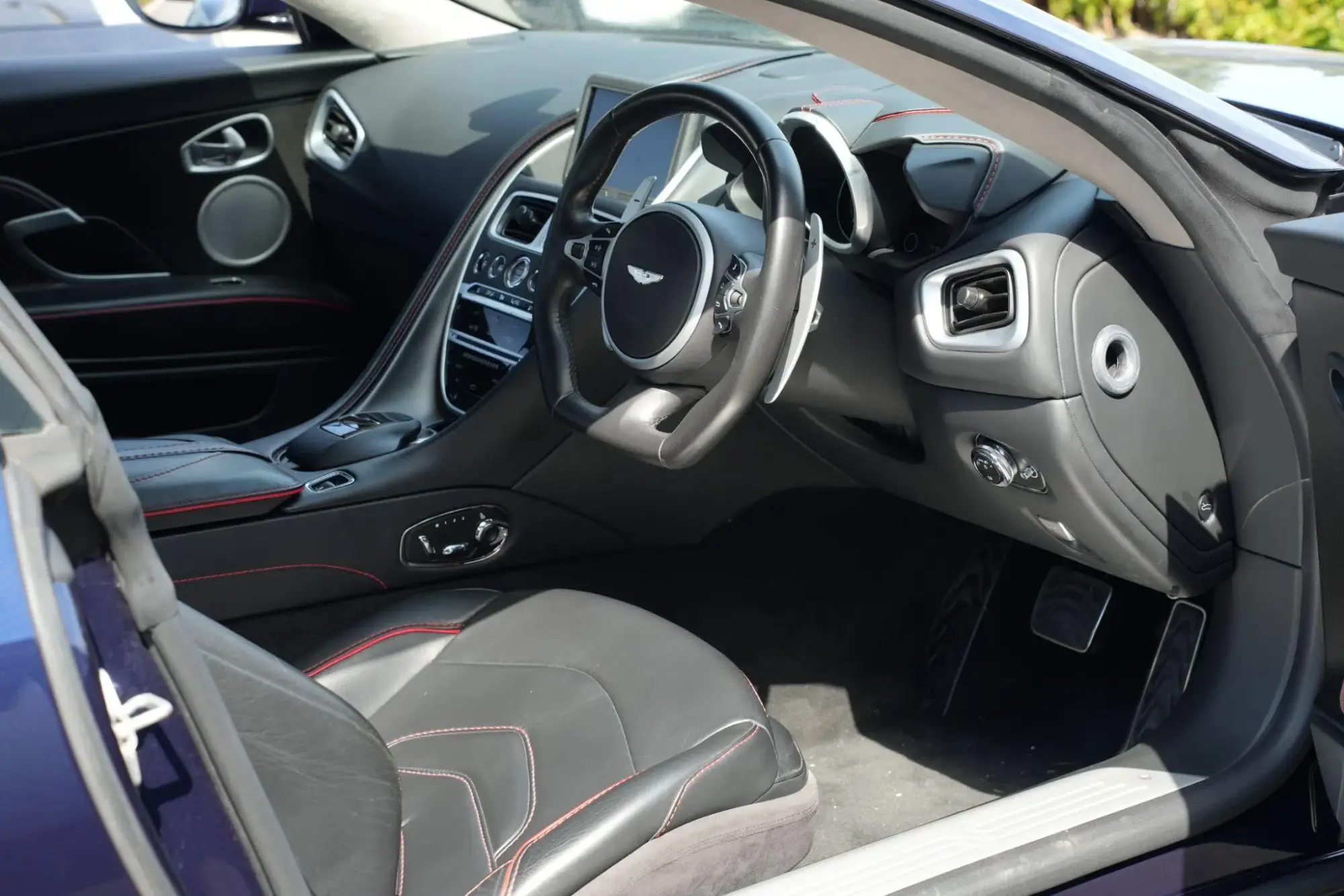 Aston Martin DBS Image 14