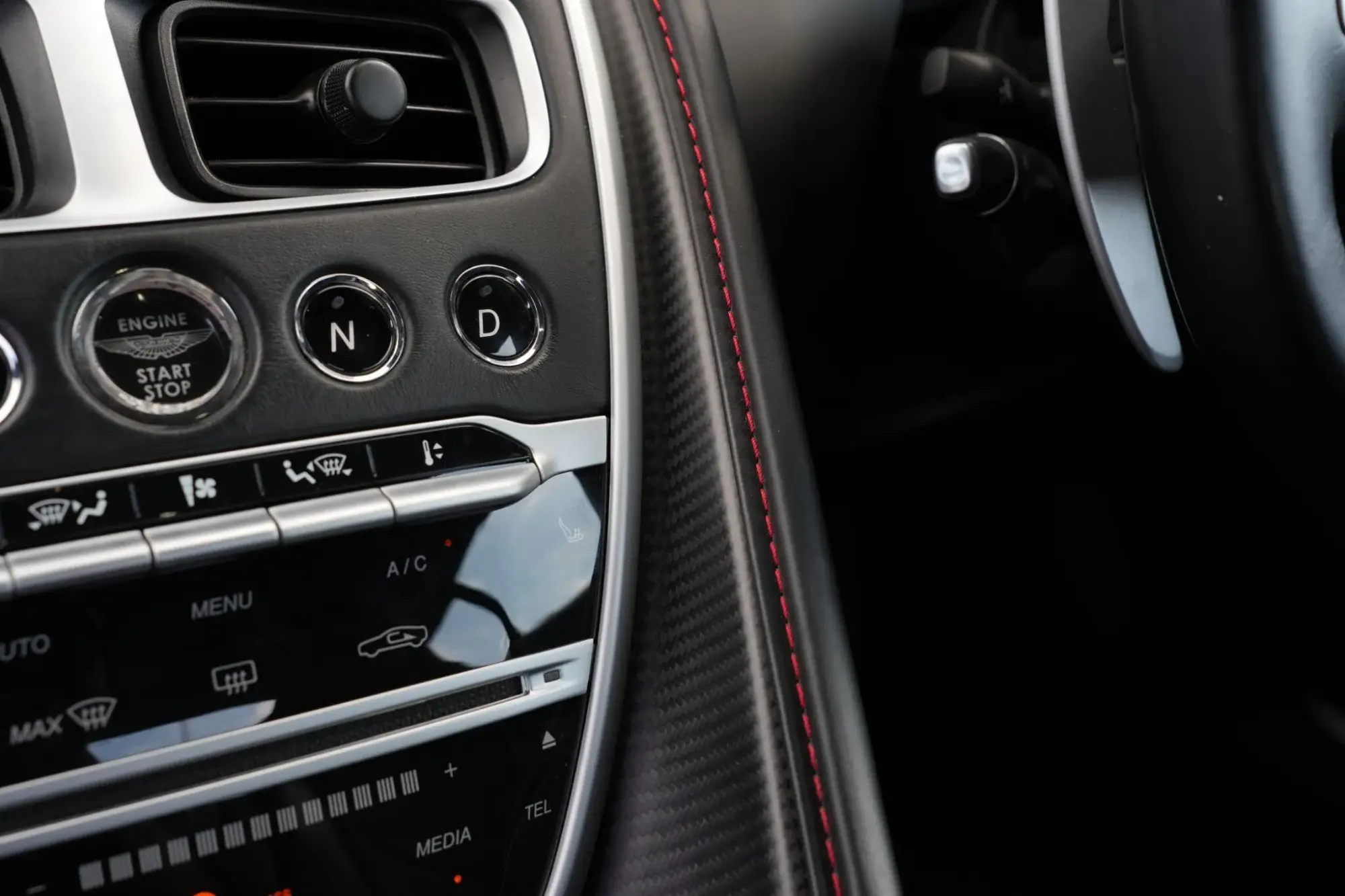 Aston Martin DBS Image 23