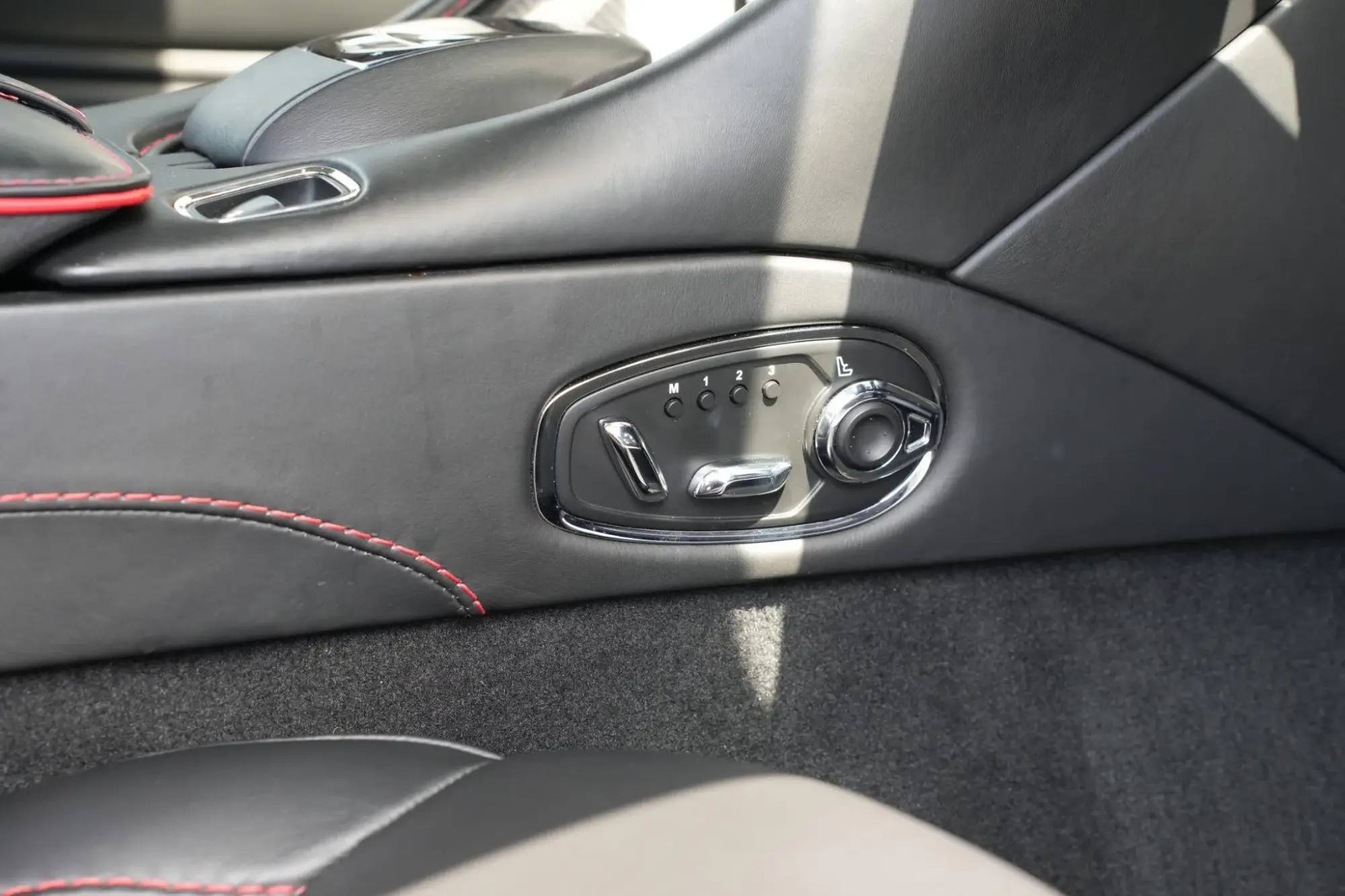 Aston Martin DBS Image 25