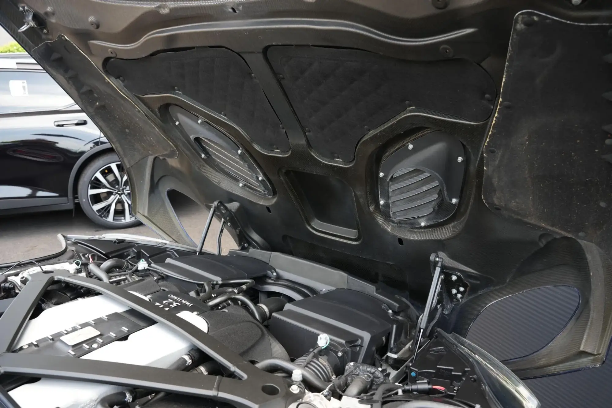 Aston Martin DBS Image 28