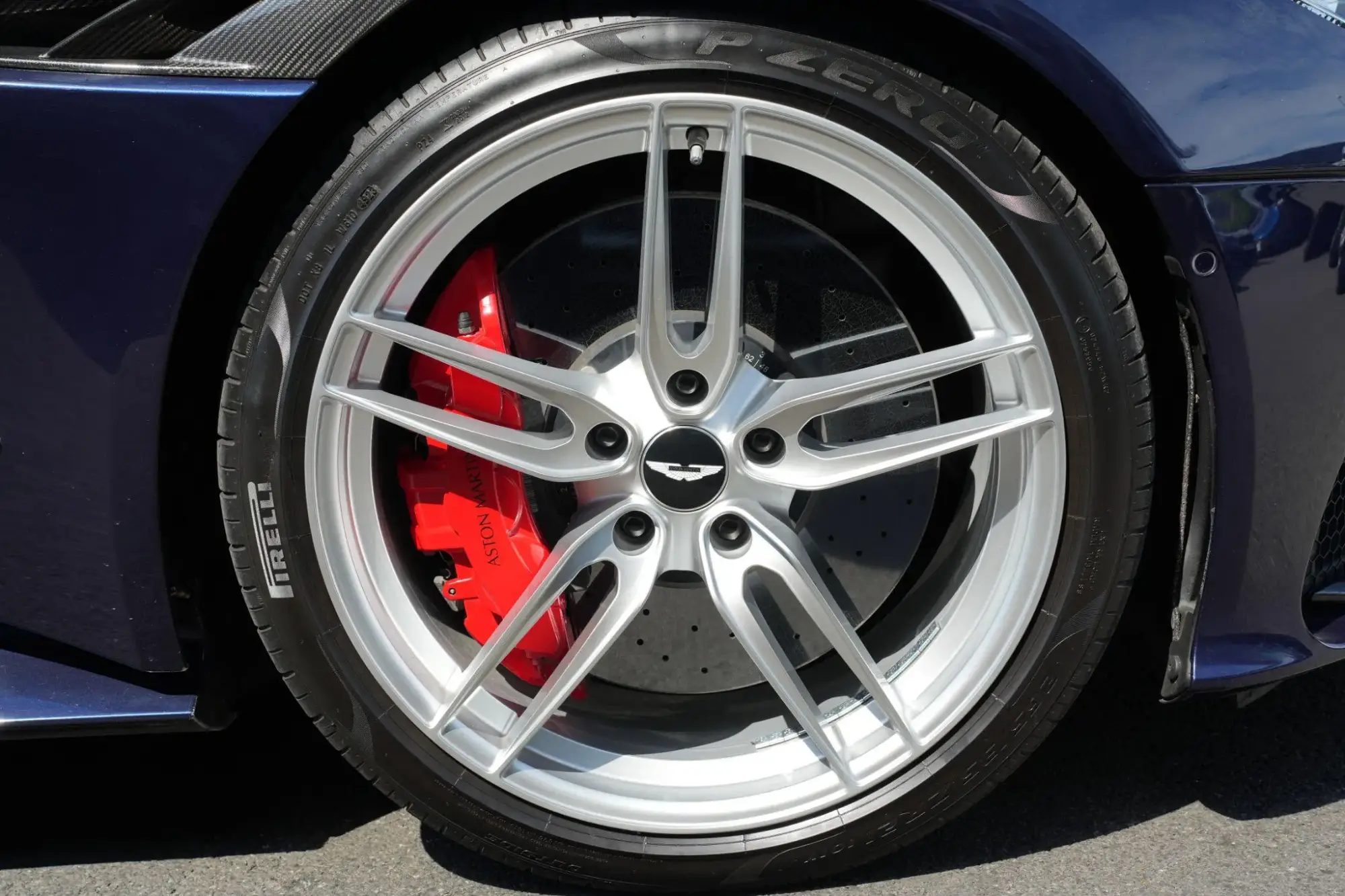 Aston Martin DBS Image 30