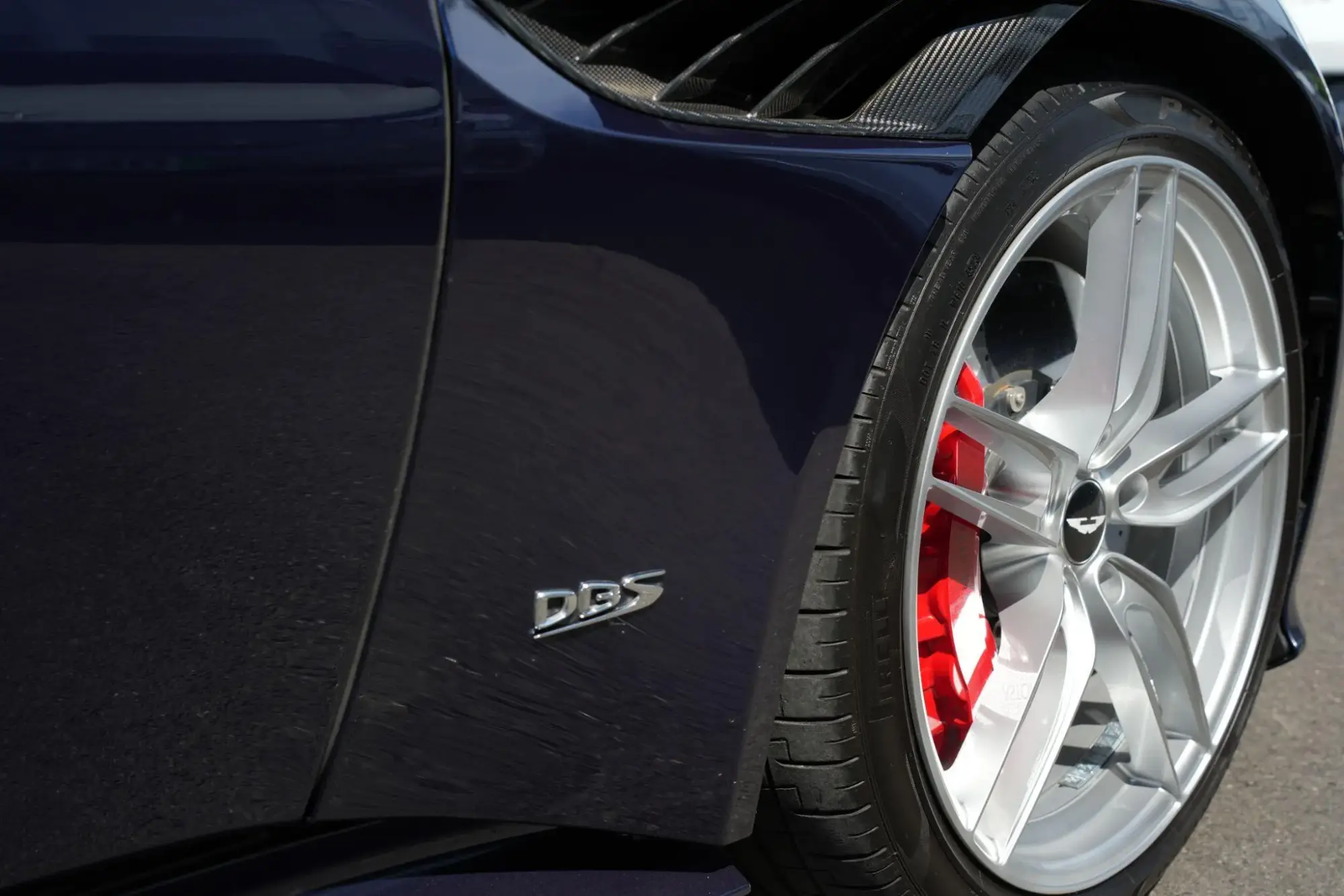 Aston Martin DBS Image 31