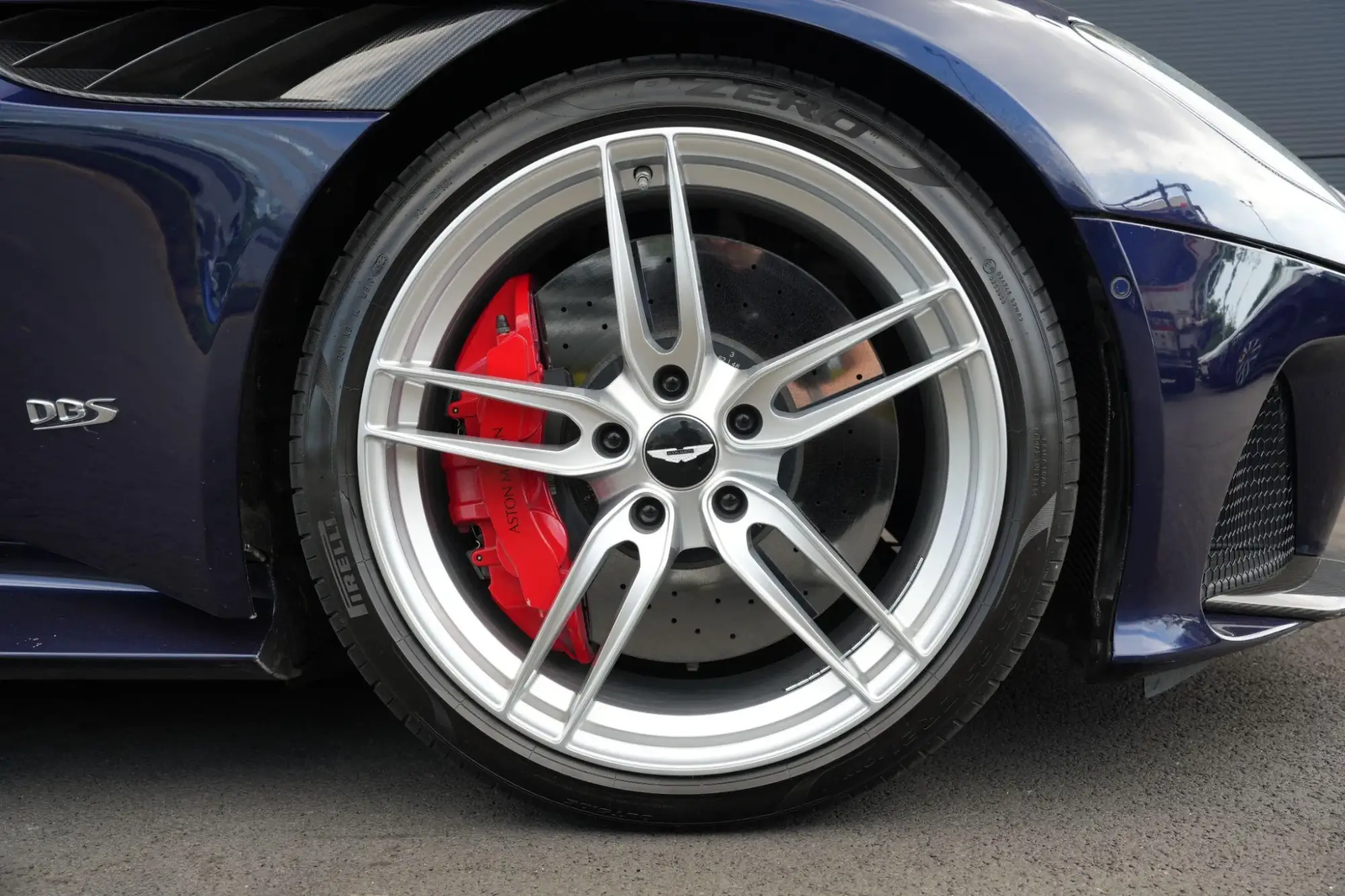 Aston Martin DBS Image 32