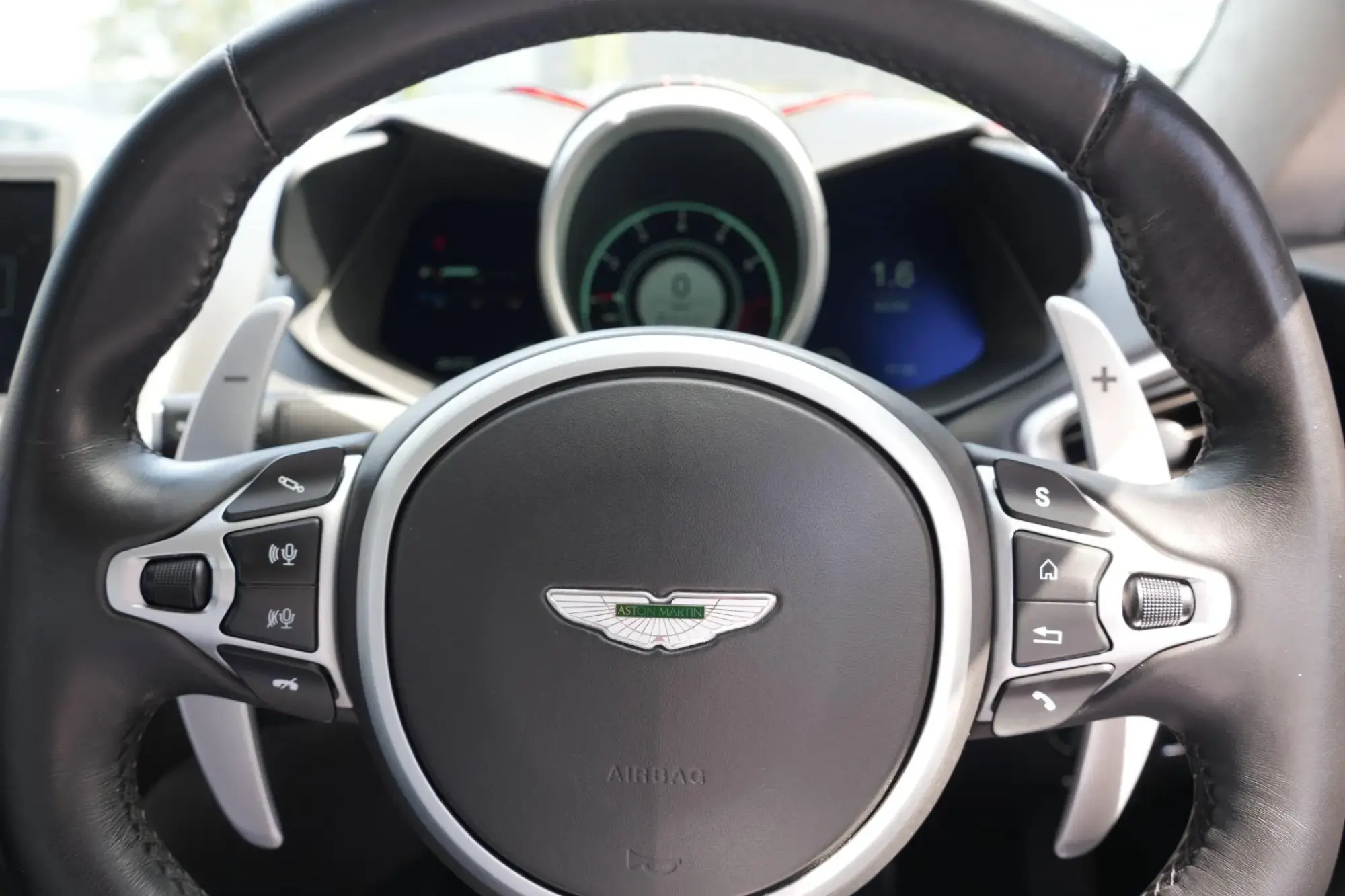 Aston Martin DBS Image 40