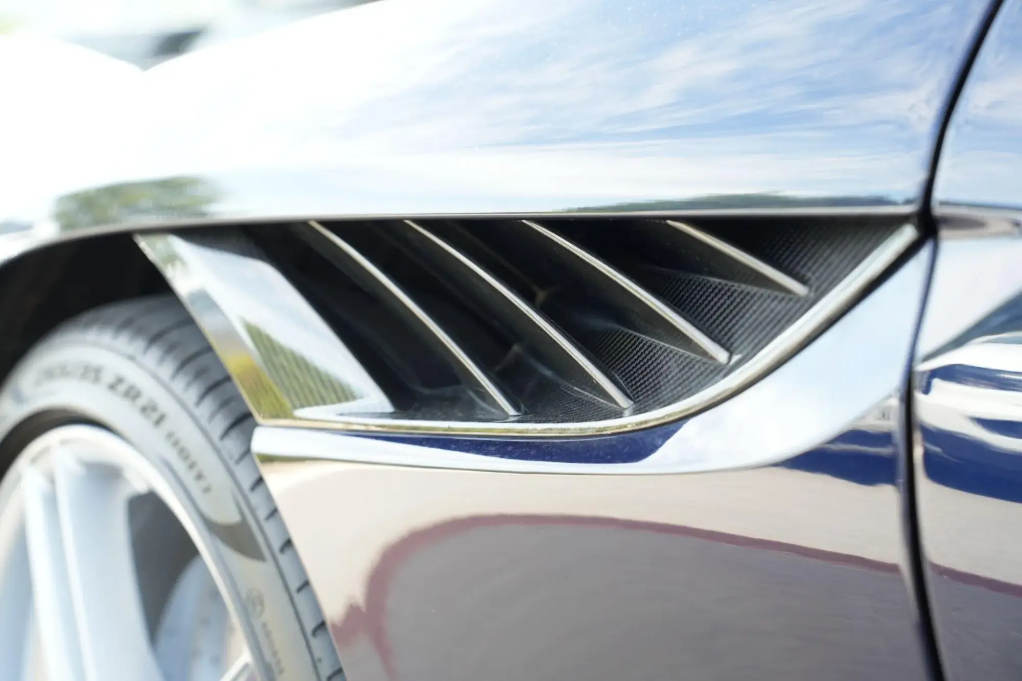Aston Martin DBS Image 42