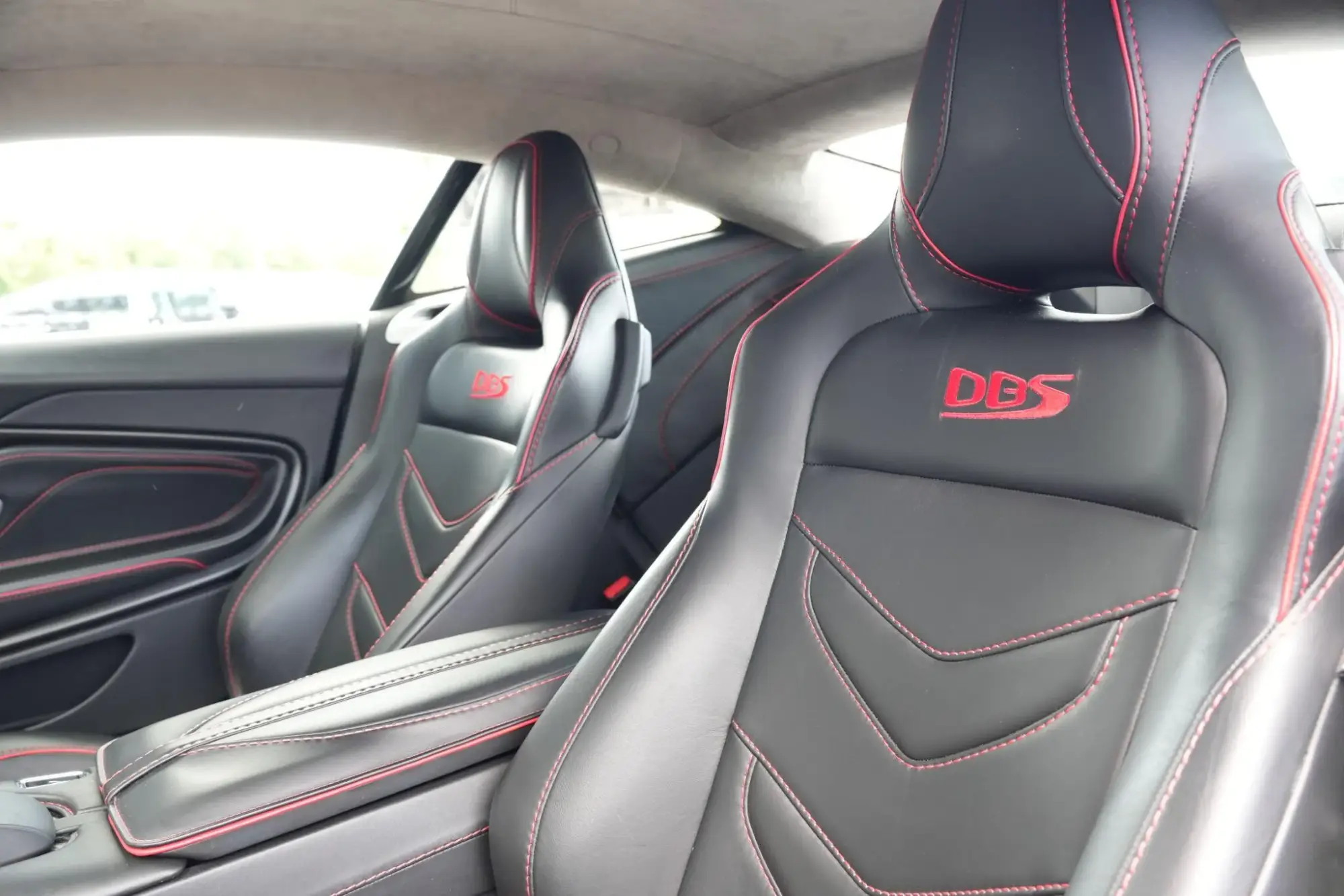Aston Martin DBS Image 43