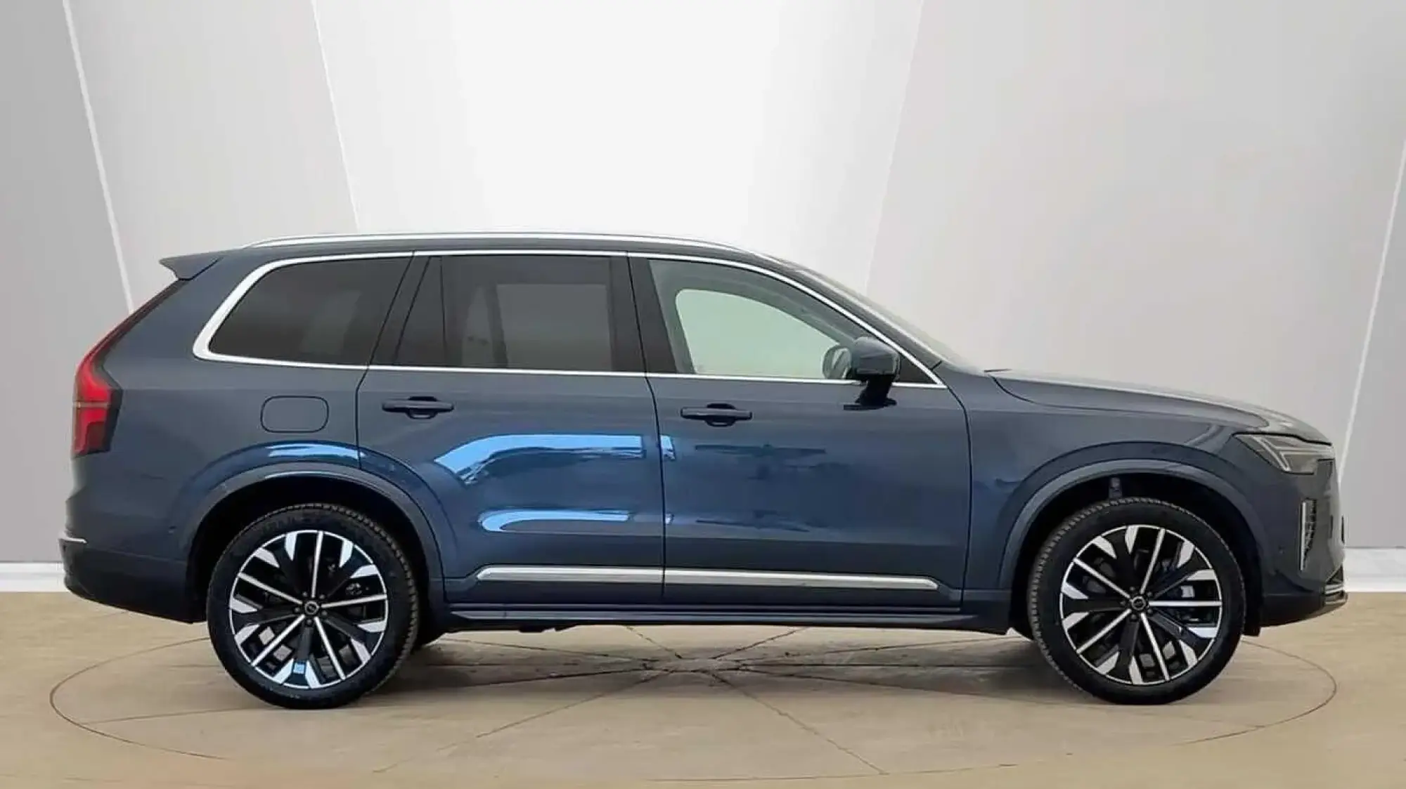 Volvo XC90 Plug-In Hybrid 2.0 T8 18.8kWh Ultra Bright Auto 4WD Euro 6 (s/s) 5dr WF75DPO Image 2 Volvo XC90 Plug-In Hybrid 2.0 T8 18.8kWh Ultra Bright Auto 4WD Euro 6 (s/s) 5dr WF75DPO Image 2