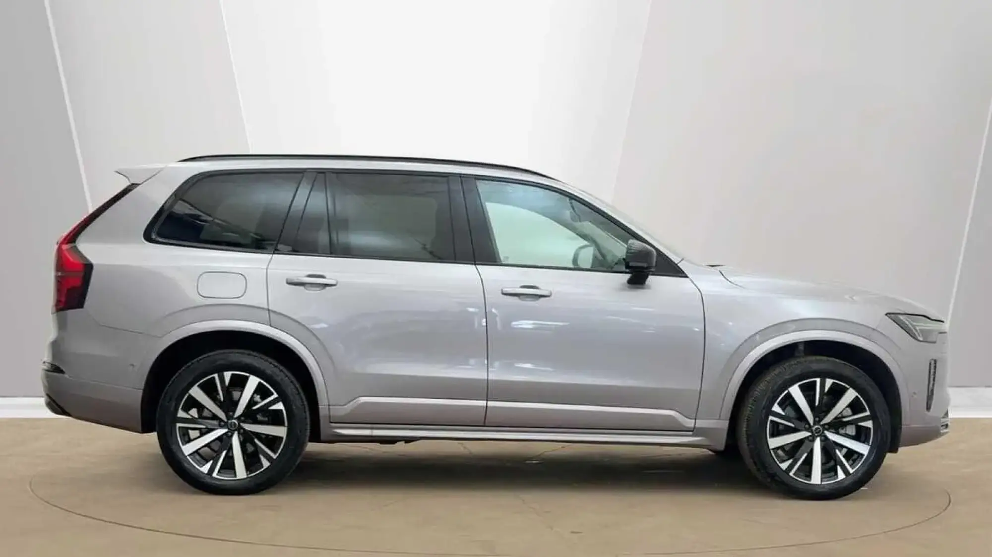 Volvo XC90 Plug-In Hybrid 2.0 T8 18.8kWh Plus Auto 4WD Euro 6 (s/s) 5dr RV75TVZ Image 2 Volvo XC90 Plug-In Hybrid 2.0 T8 18.8kWh Plus Auto 4WD Euro 6 (s/s) 5dr RV75TVZ Image 2