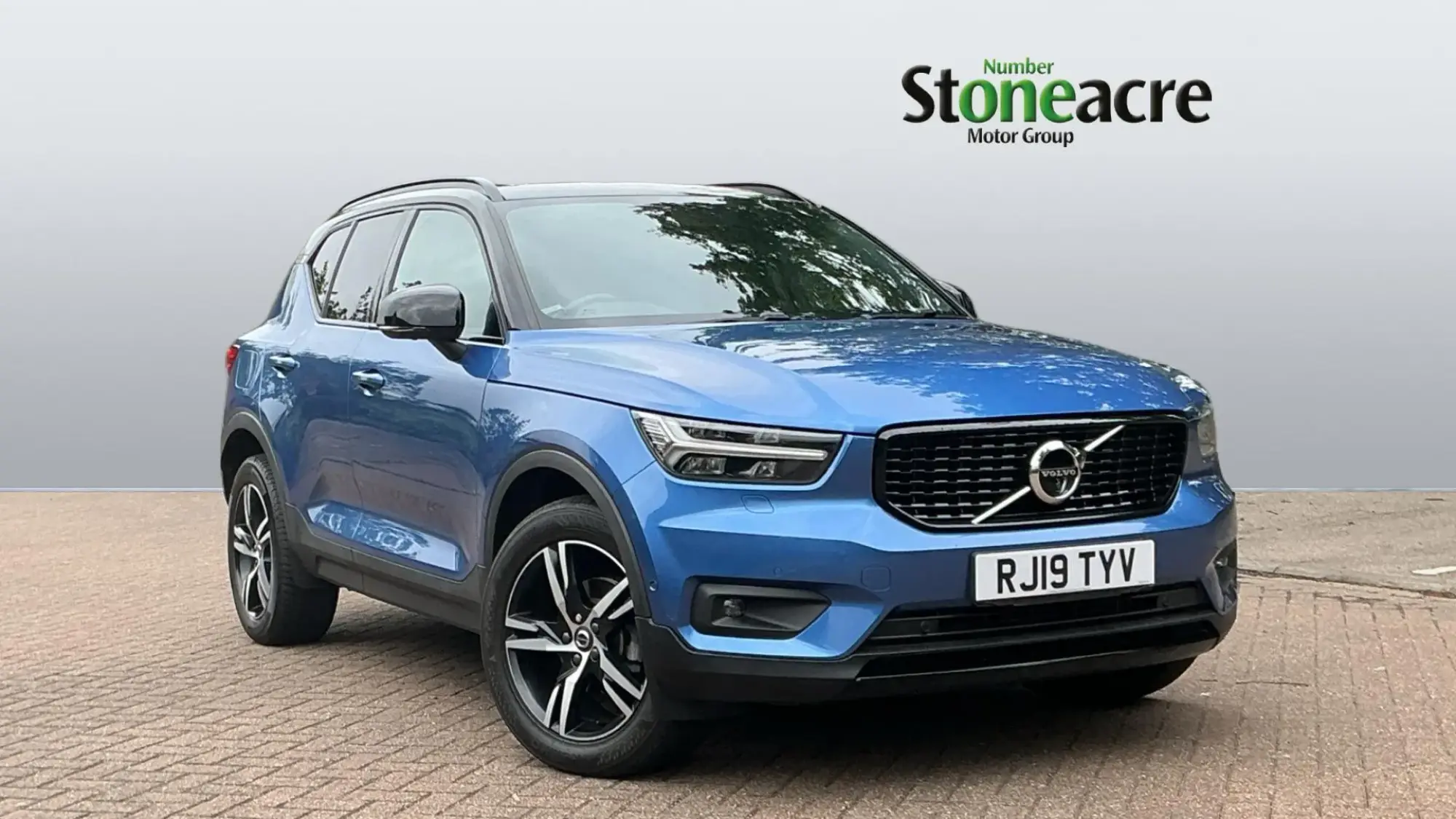 Volvo XC40 2.0 D3 R-Design Euro 6 (s/s) 5dr RJ19TYV Image 1