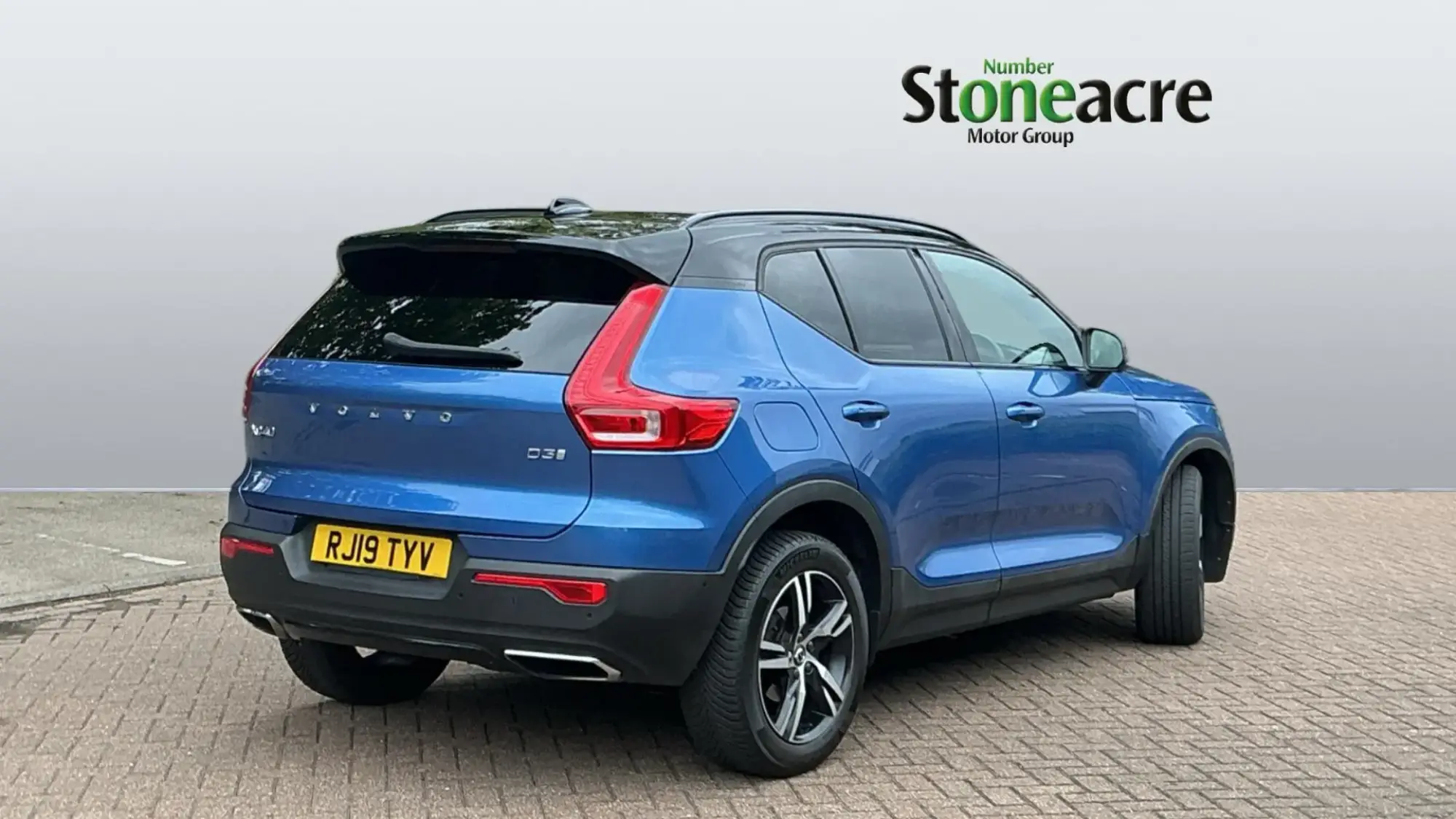 Volvo XC40 2.0 D3 R-Design Euro 6 (s/s) 5dr RJ19TYV Image 2
