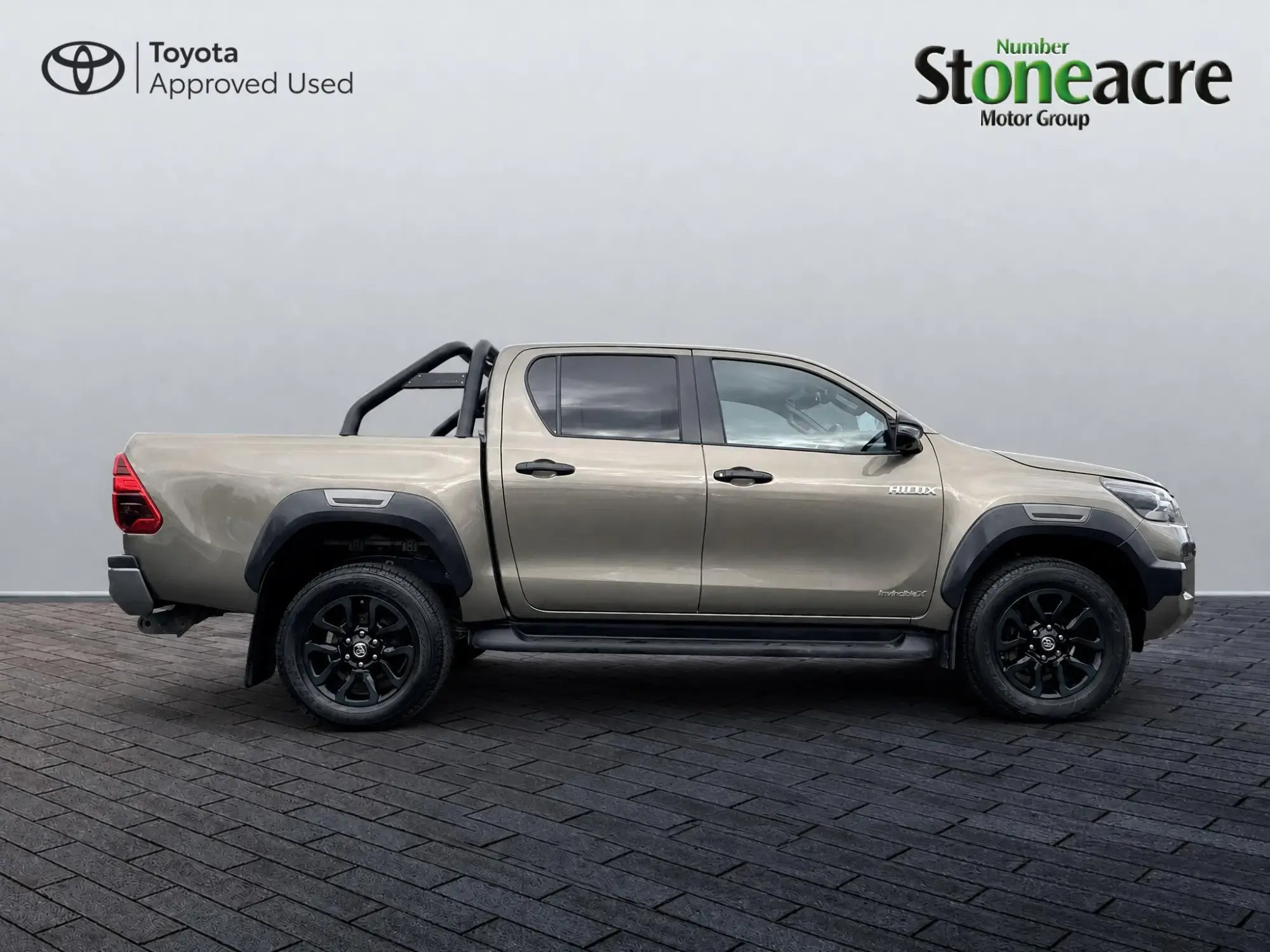 Toyota Hilux 2.8 D-4D-h Invincible X Auto 4WD Euro 6 4dr NV74TLO Image 2 Toyota Hilux 2.8 D-4D-h Invincible X Auto 4WD Euro 6 4dr NV74TLO Image 2