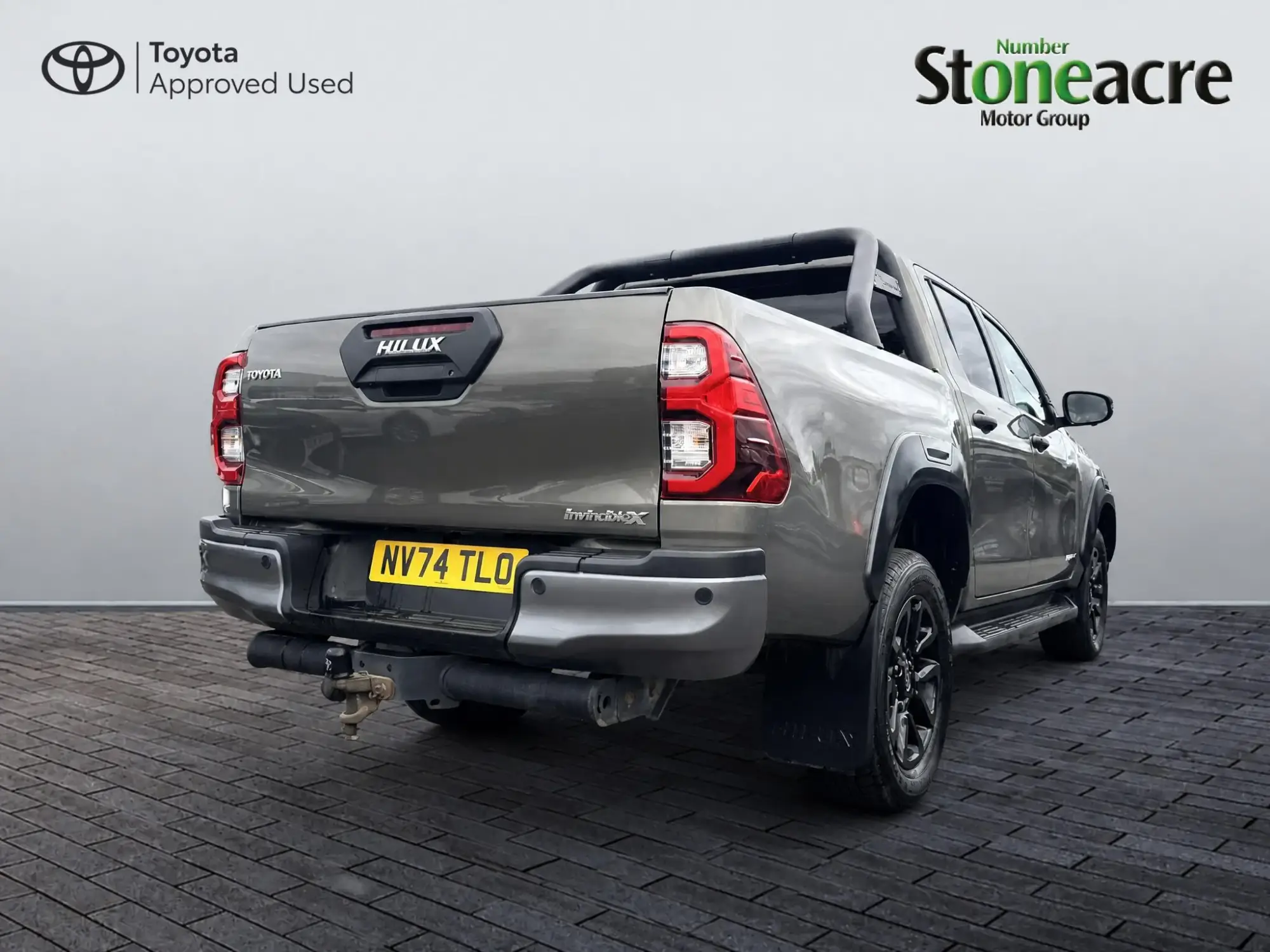 Toyota Hilux 2.8 D-4D-h Invincible X Auto 4WD Euro 6 4dr NV74TLO Image 3 Toyota Hilux 2.8 D-4D-h Invincible X Auto 4WD Euro 6 4dr NV74TLO Image 3