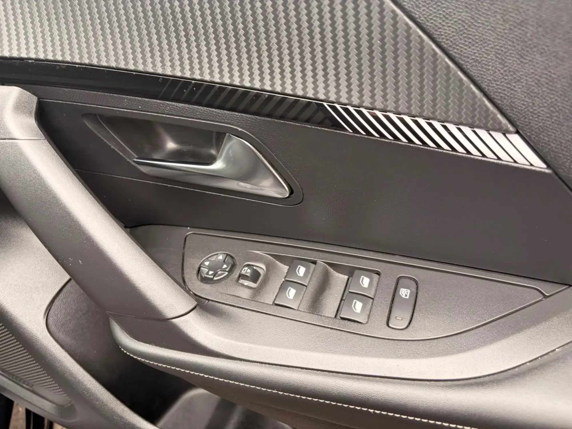 Peugeot E-2008 Image 25