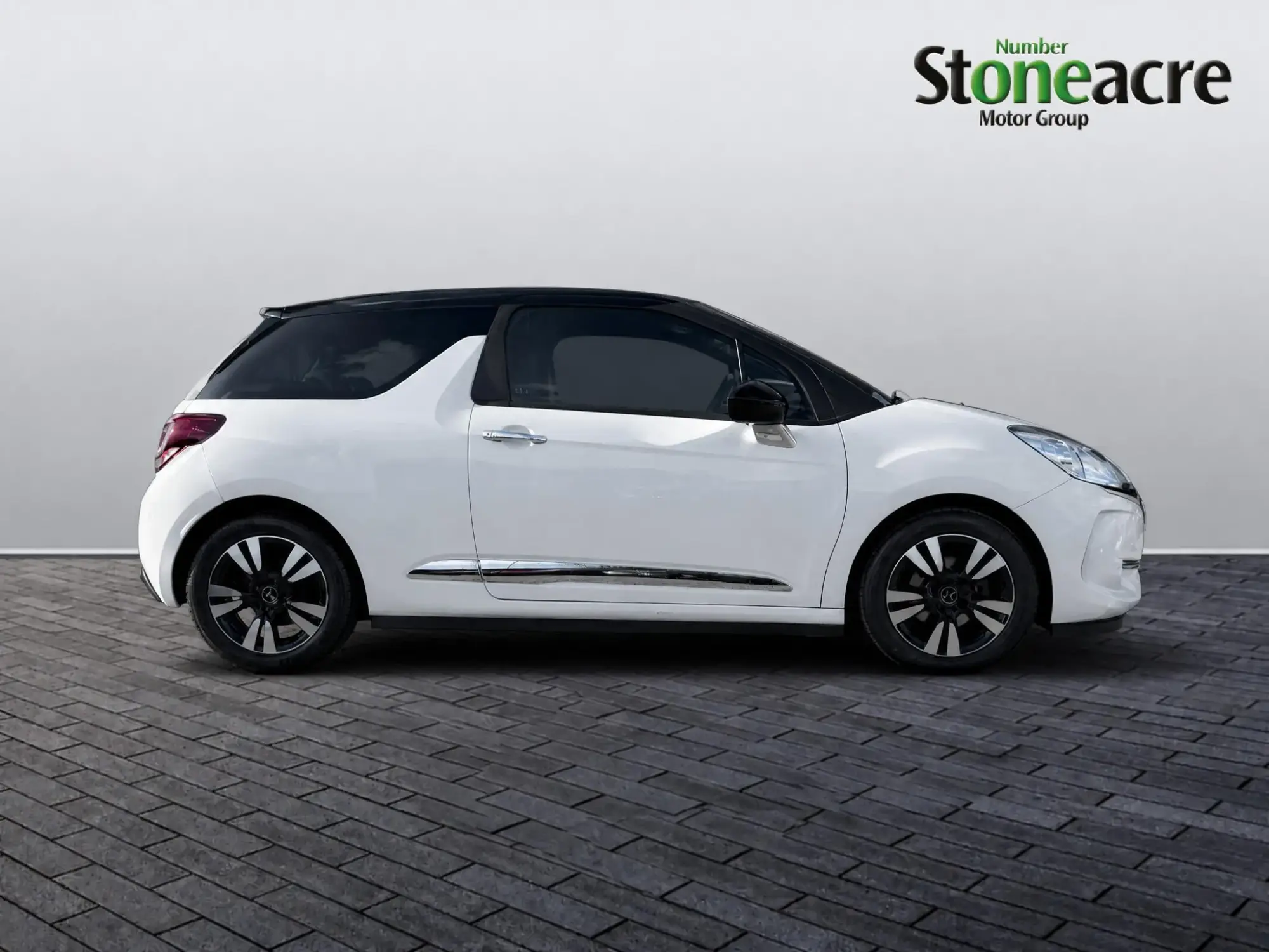 DS AUTOMOBILES DS 3 1.2 PureTech Chic Euro 6 3dr MW17PFF Image 2