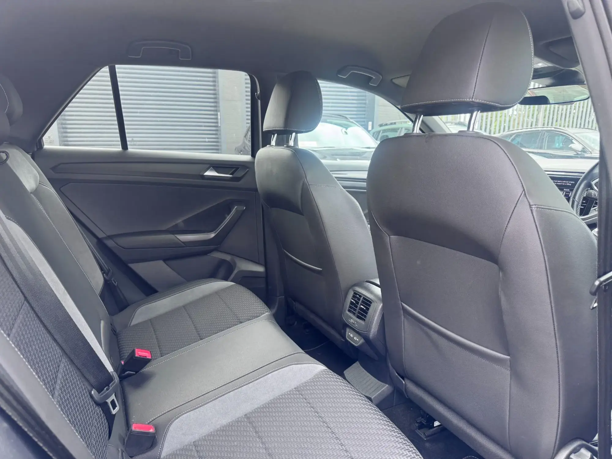 Volkswagen T-Roc Image 12