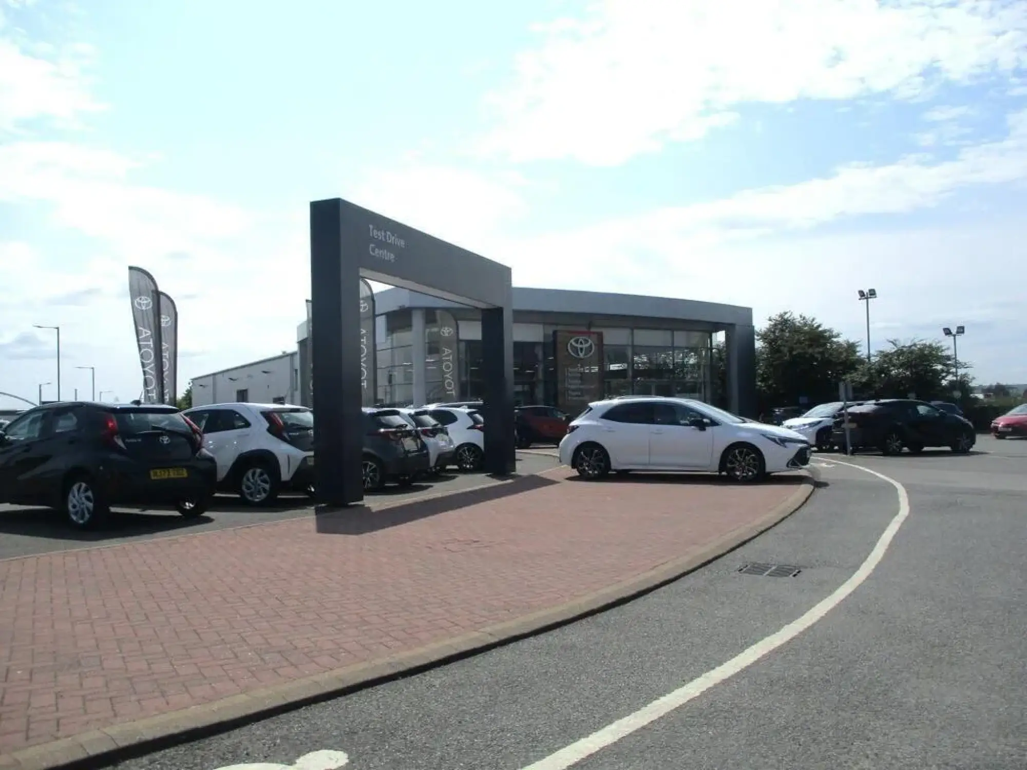 Mitsubishi Outlander 2.0h 12kWh 4h SUV 5dr Petrol Plug-in Hybrid CVT 4WD Euro 6 (s/s) (200 ps) WV67GGY Image 2