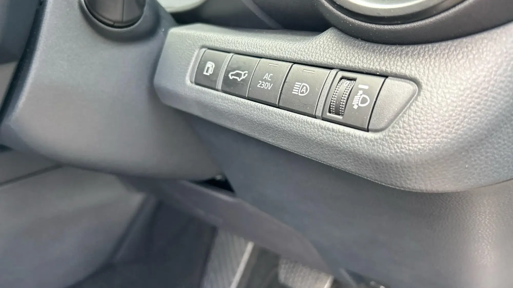 Toyota C-HR Plug-in Hybrid Image 42 Toyota C-HR Plug-in Hybrid Image 42