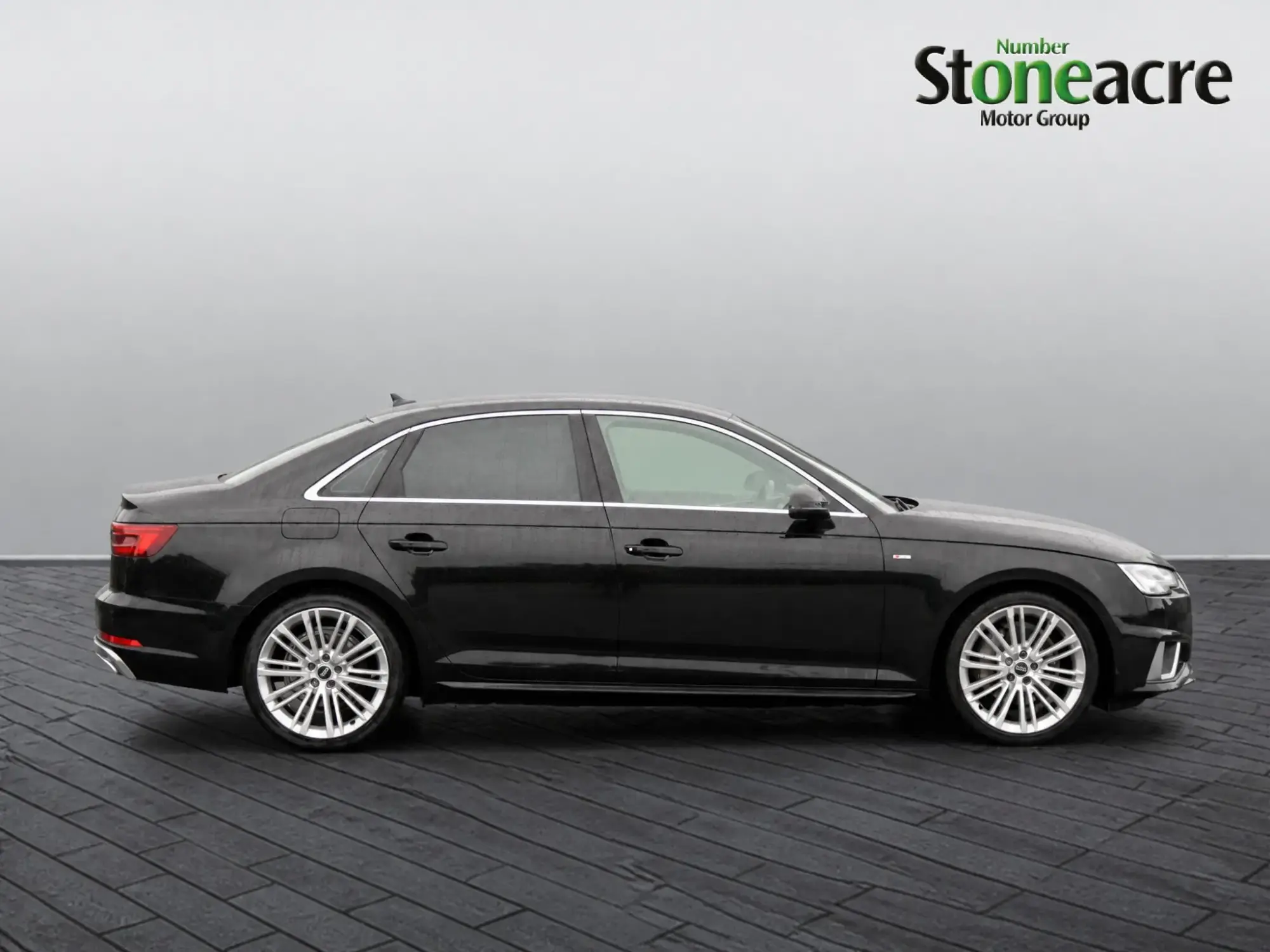 Audi A4 Saloon Image 2