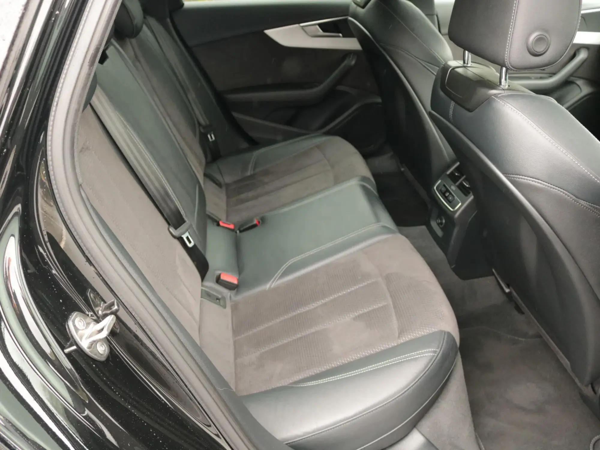Audi A4 Saloon Image 28