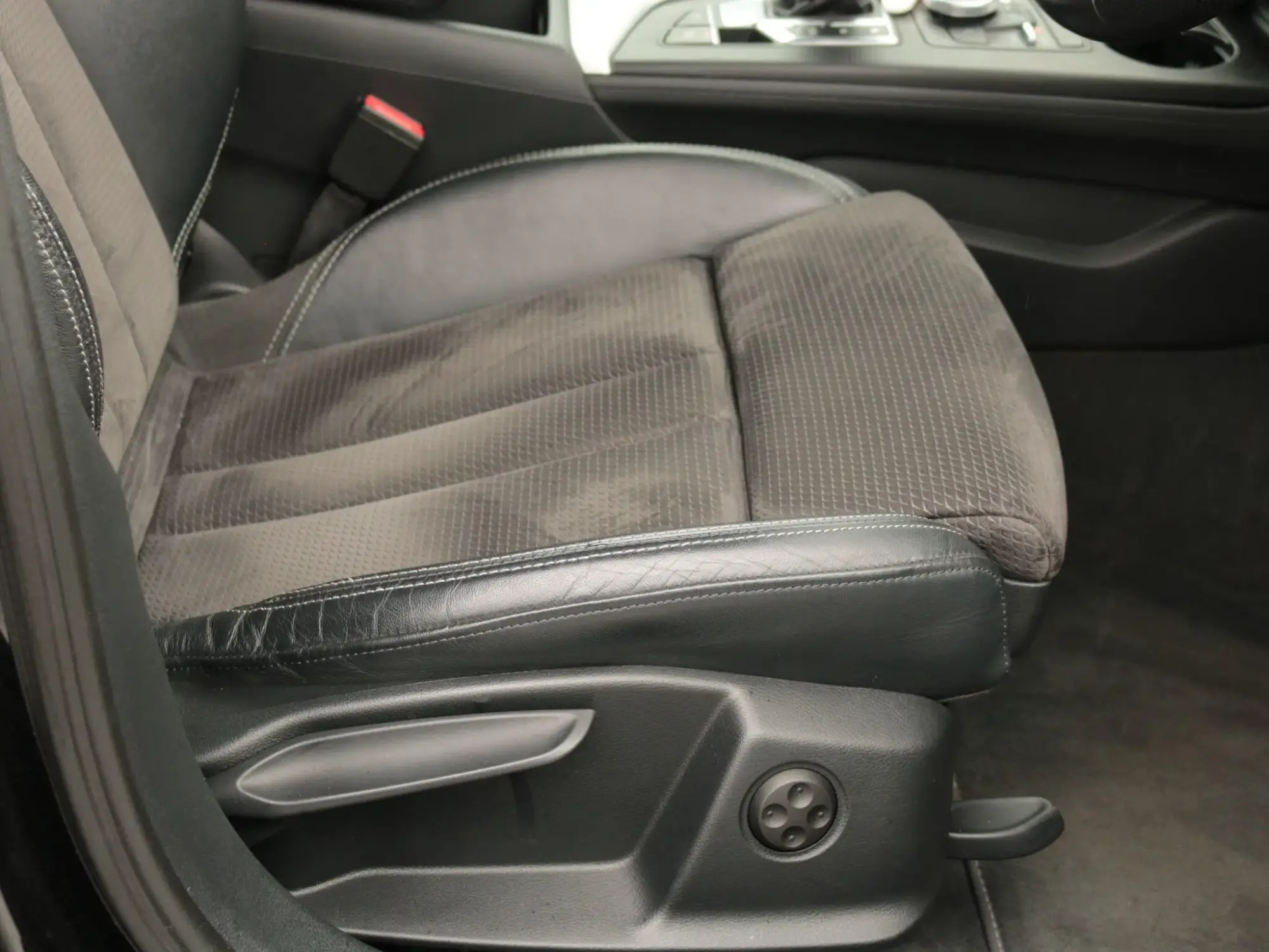 Audi A4 Saloon Image 32
