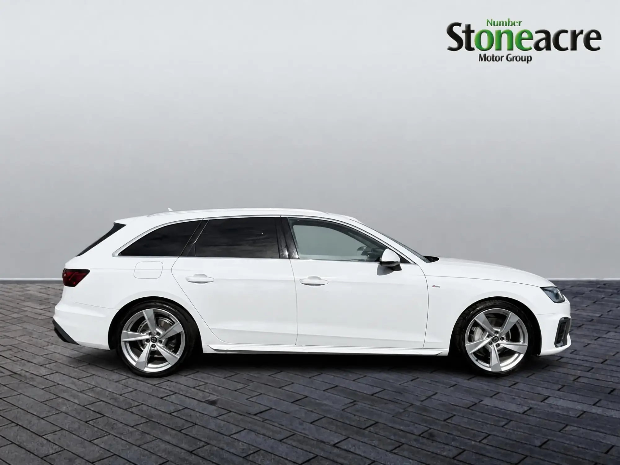 Audi A4 Avant Image 2