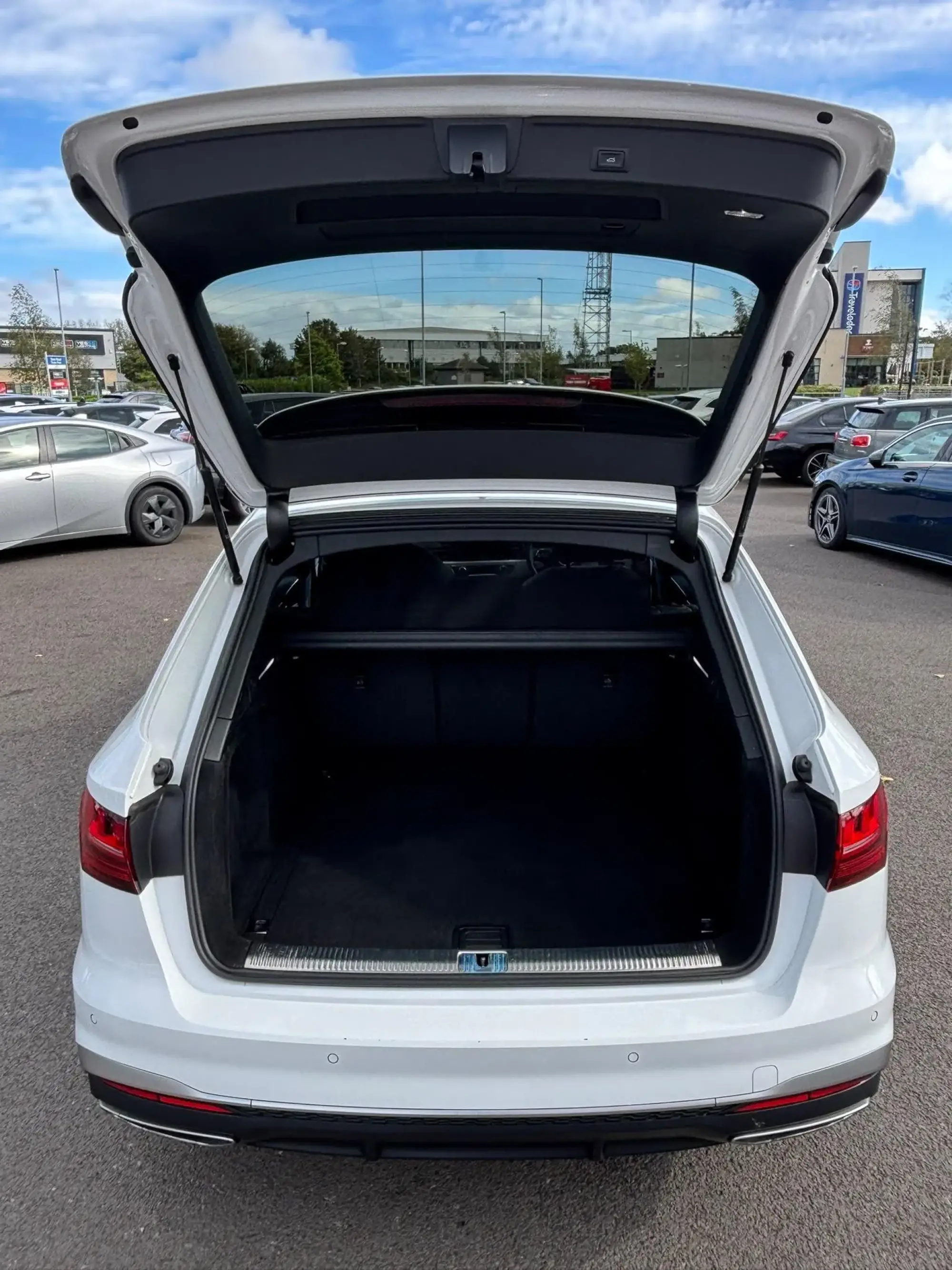 Audi A4 Avant Image 10