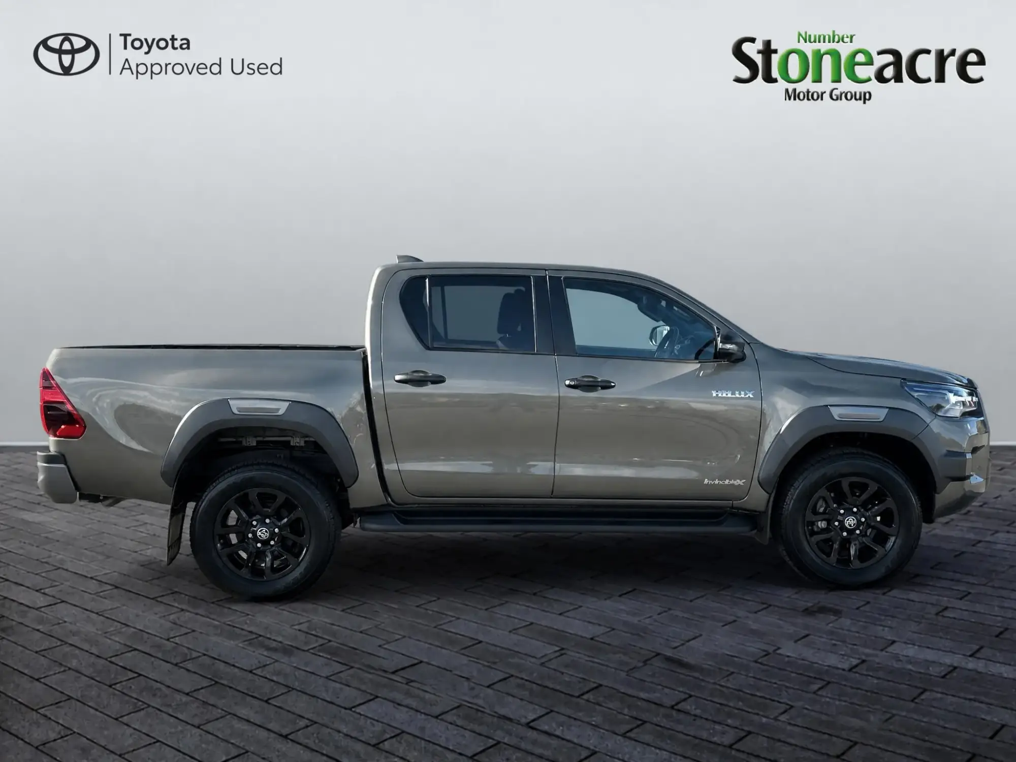 Toyota Hilux 2.8 D-4D-h Invincible X Auto 4WD Euro 6 4dr NG75HKX Image 2 Toyota Hilux 2.8 D-4D-h Invincible X Auto 4WD Euro 6 4dr NG75HKX Image 2