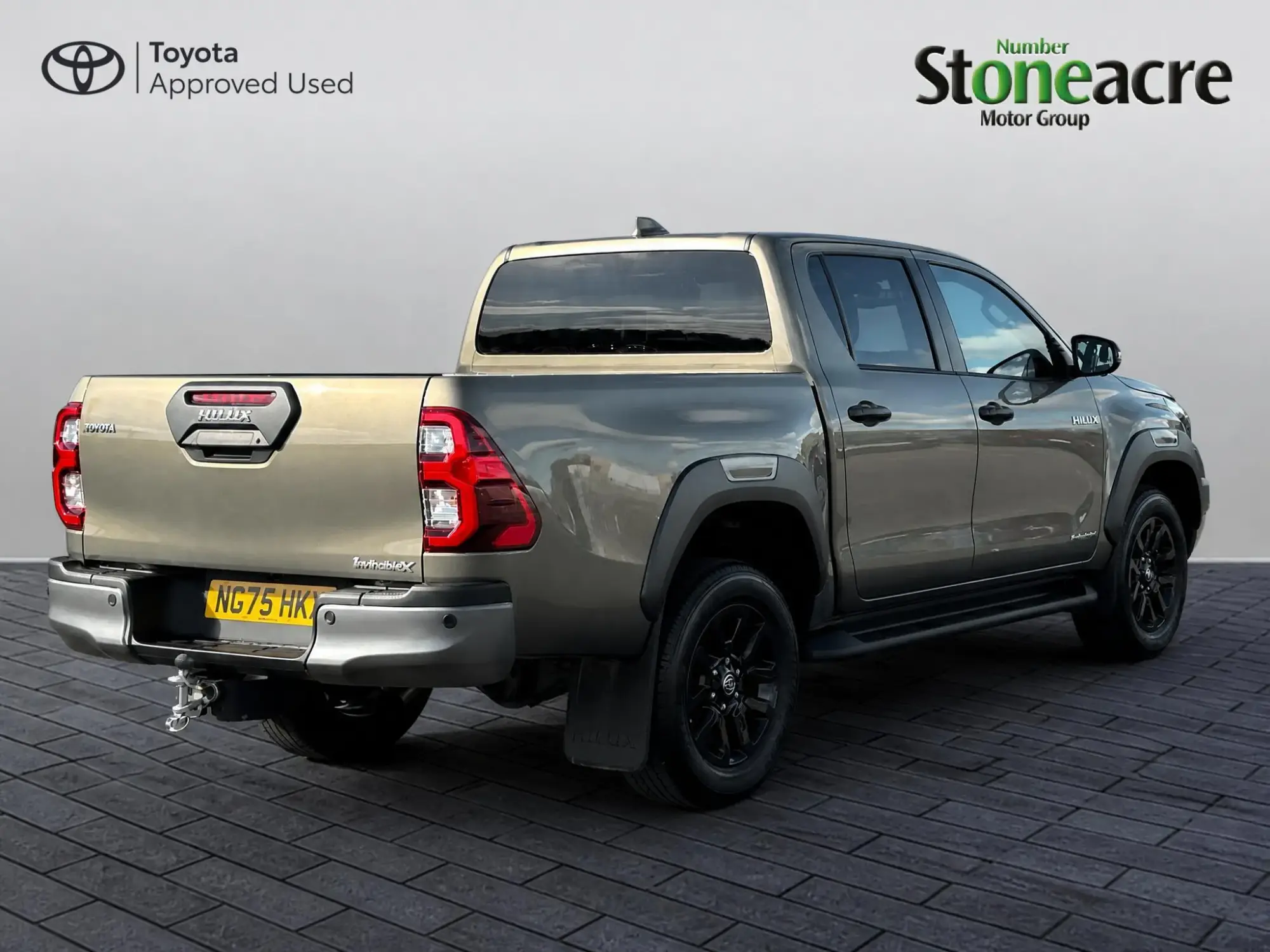Toyota Hilux 2.8 D-4D-h Invincible X Auto 4WD Euro 6 4dr NG75HKX Image 3 Toyota Hilux 2.8 D-4D-h Invincible X Auto 4WD Euro 6 4dr NG75HKX Image 3