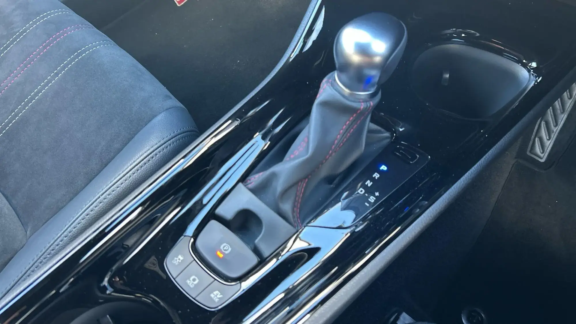 Toyota C-HR Hybrid Image 32