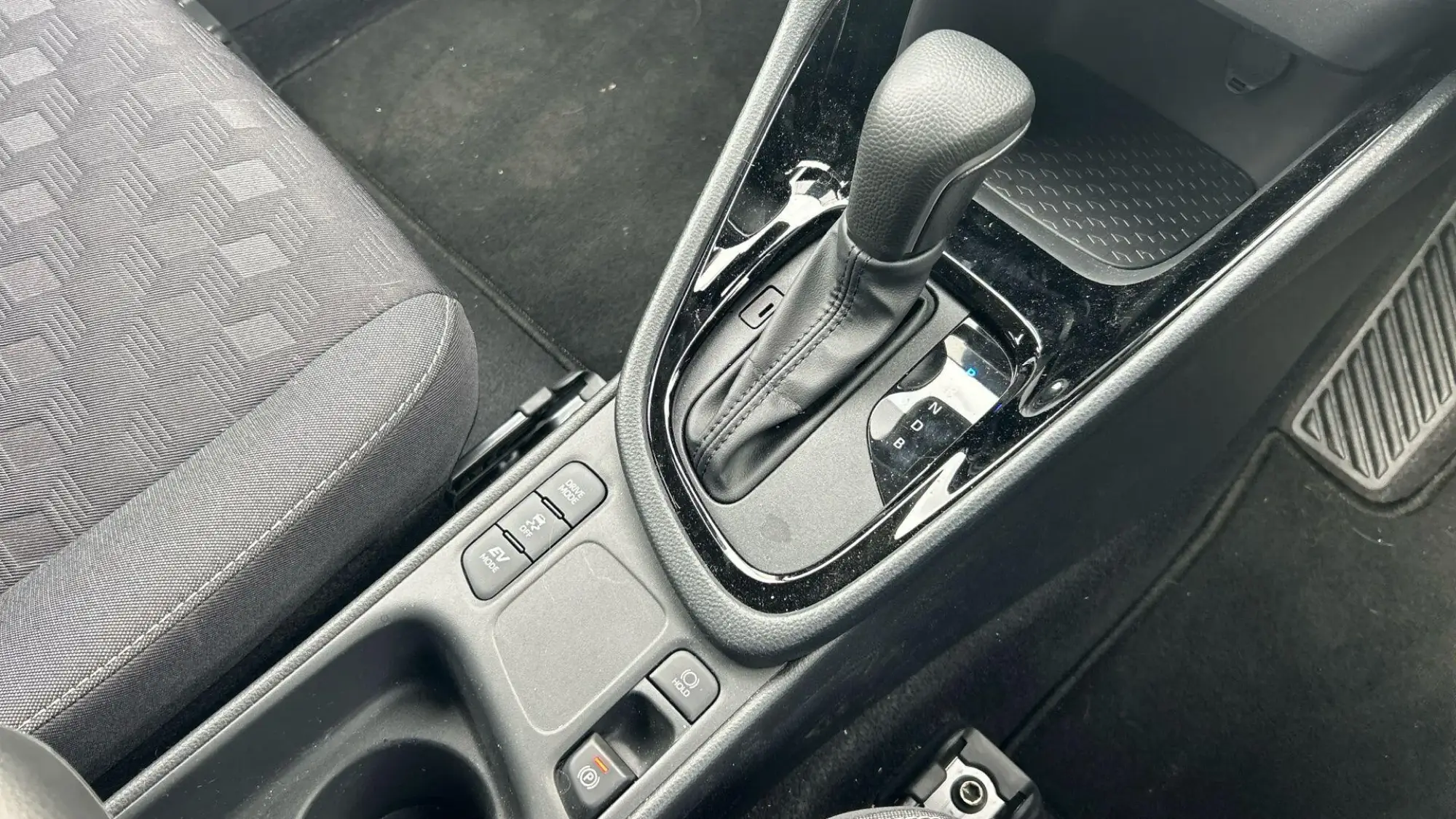 Toyota Yaris Hybrid Image 30