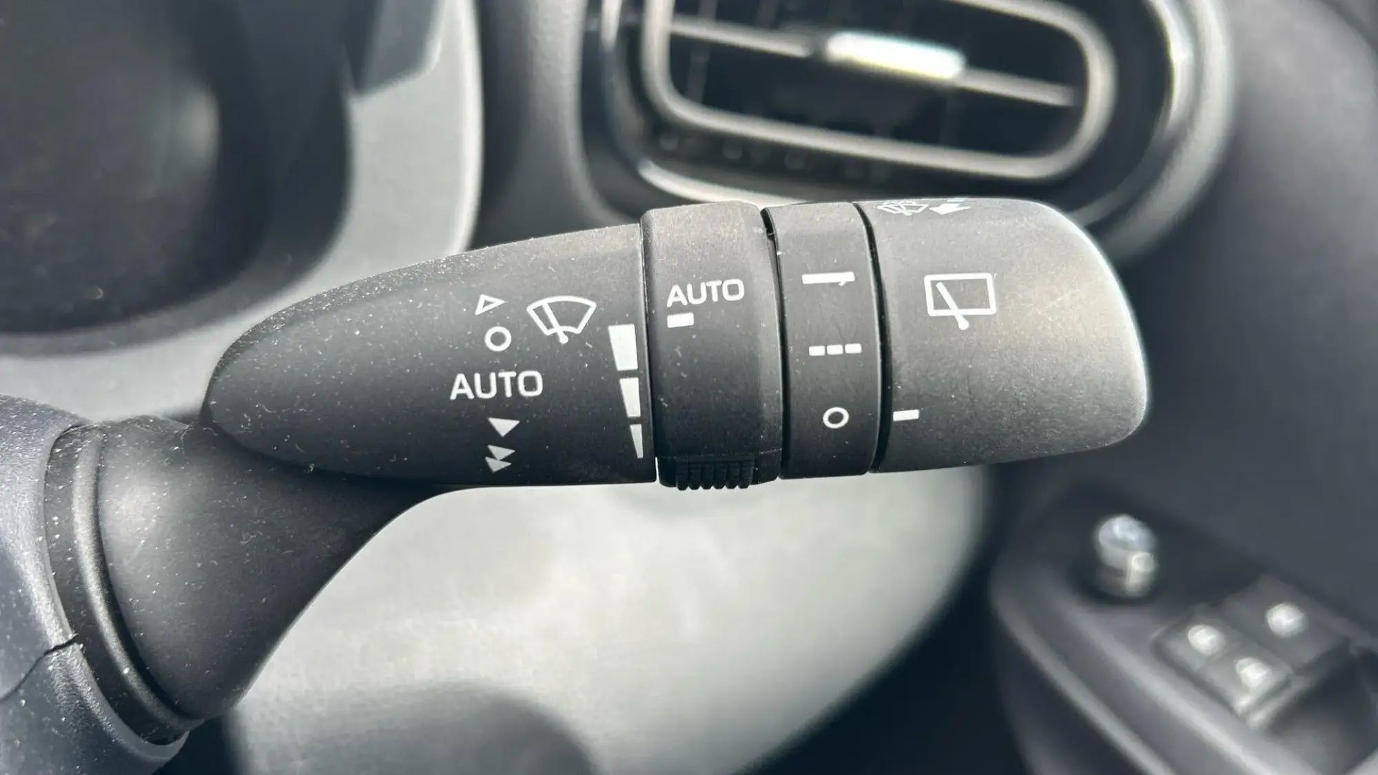 Toyota Yaris Hybrid Image 35
