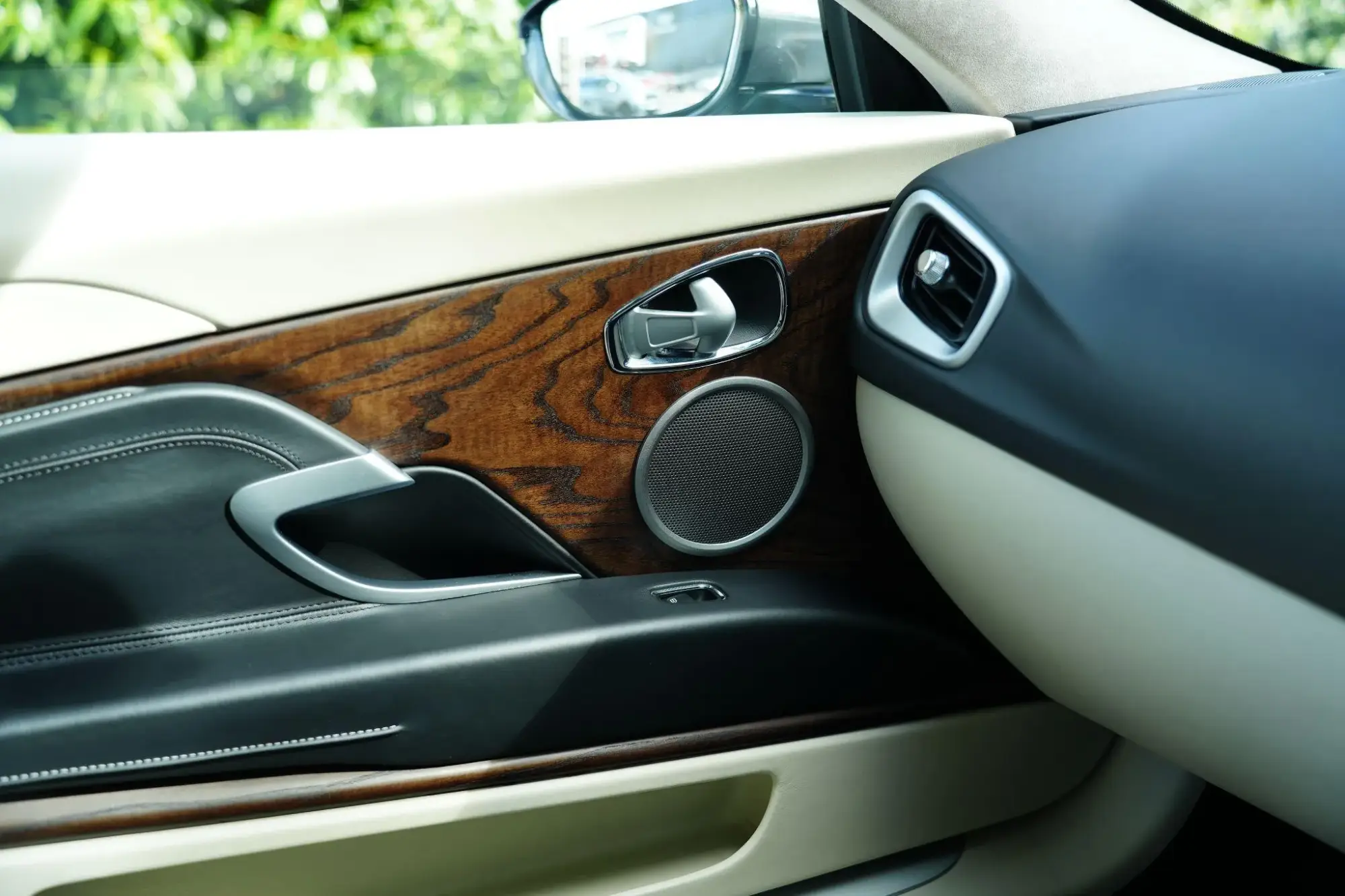Aston Martin DB11 Image 12 Aston Martin DB11 Image 12