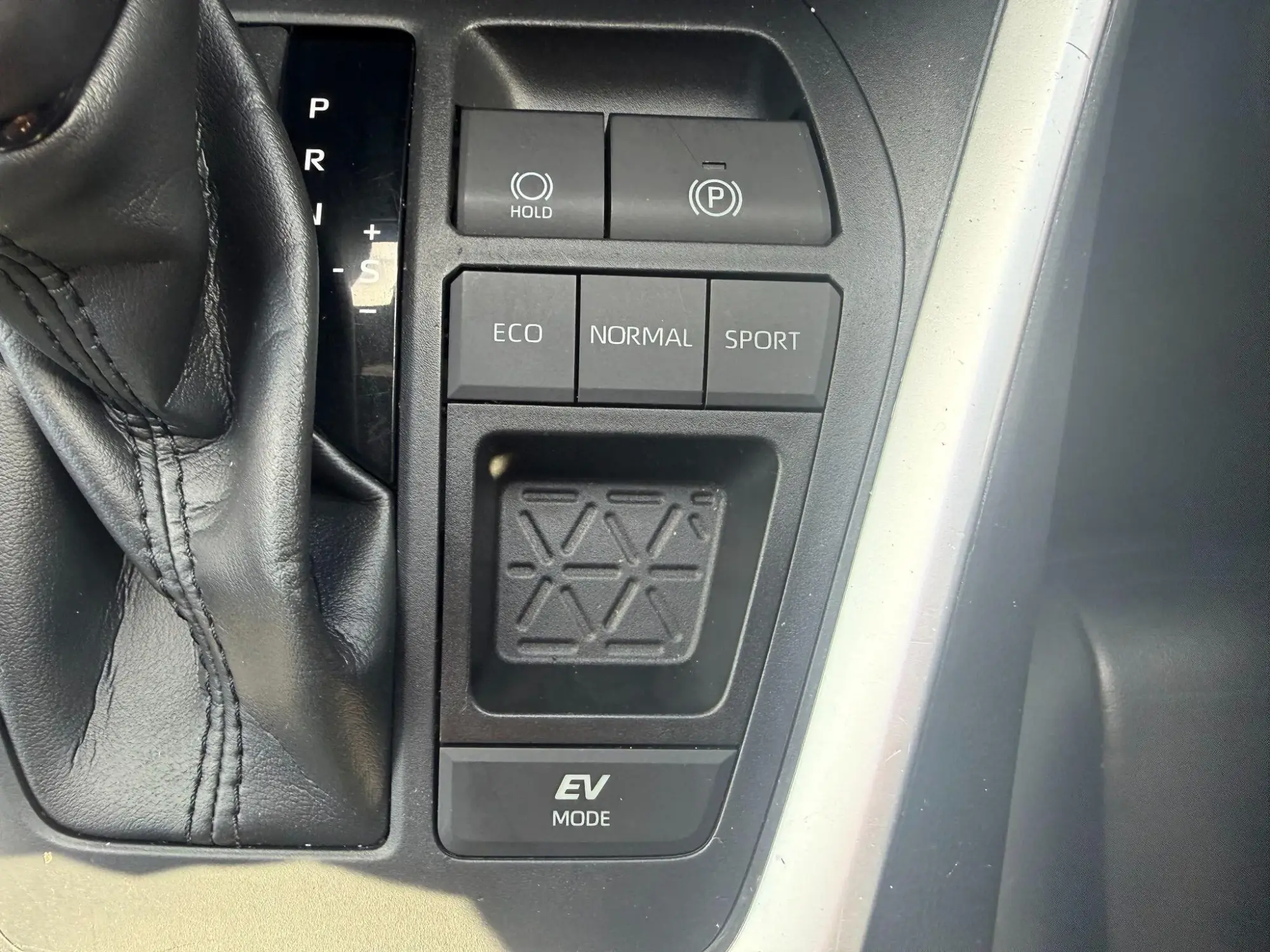 Toyota RAV4 Image 16