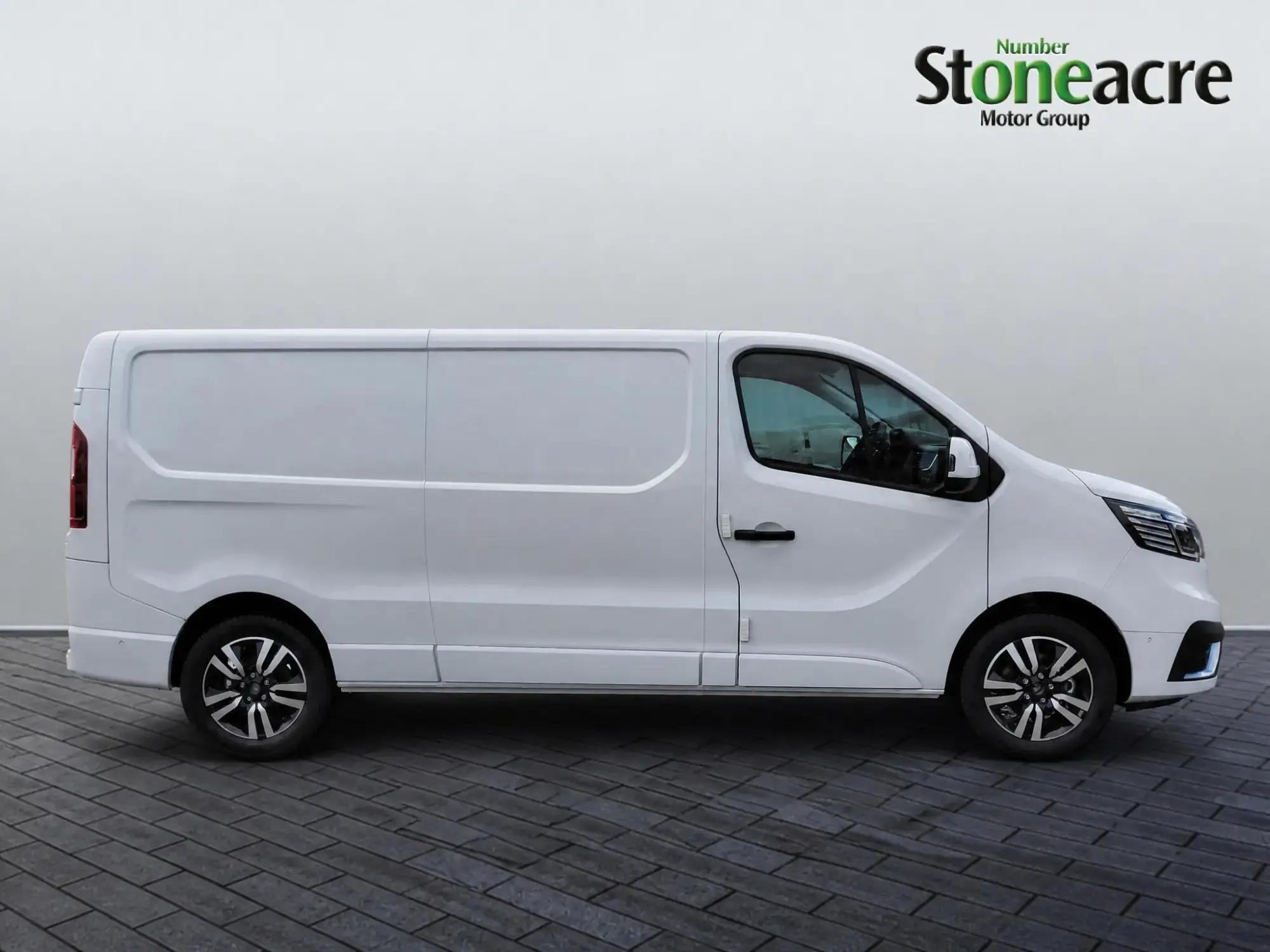 Renault Trafic 2.0 dCi Blue LL30 Extra Sport Auto L2 H1 Euro 6 (s/s) 5dr YN75WUE Image 2