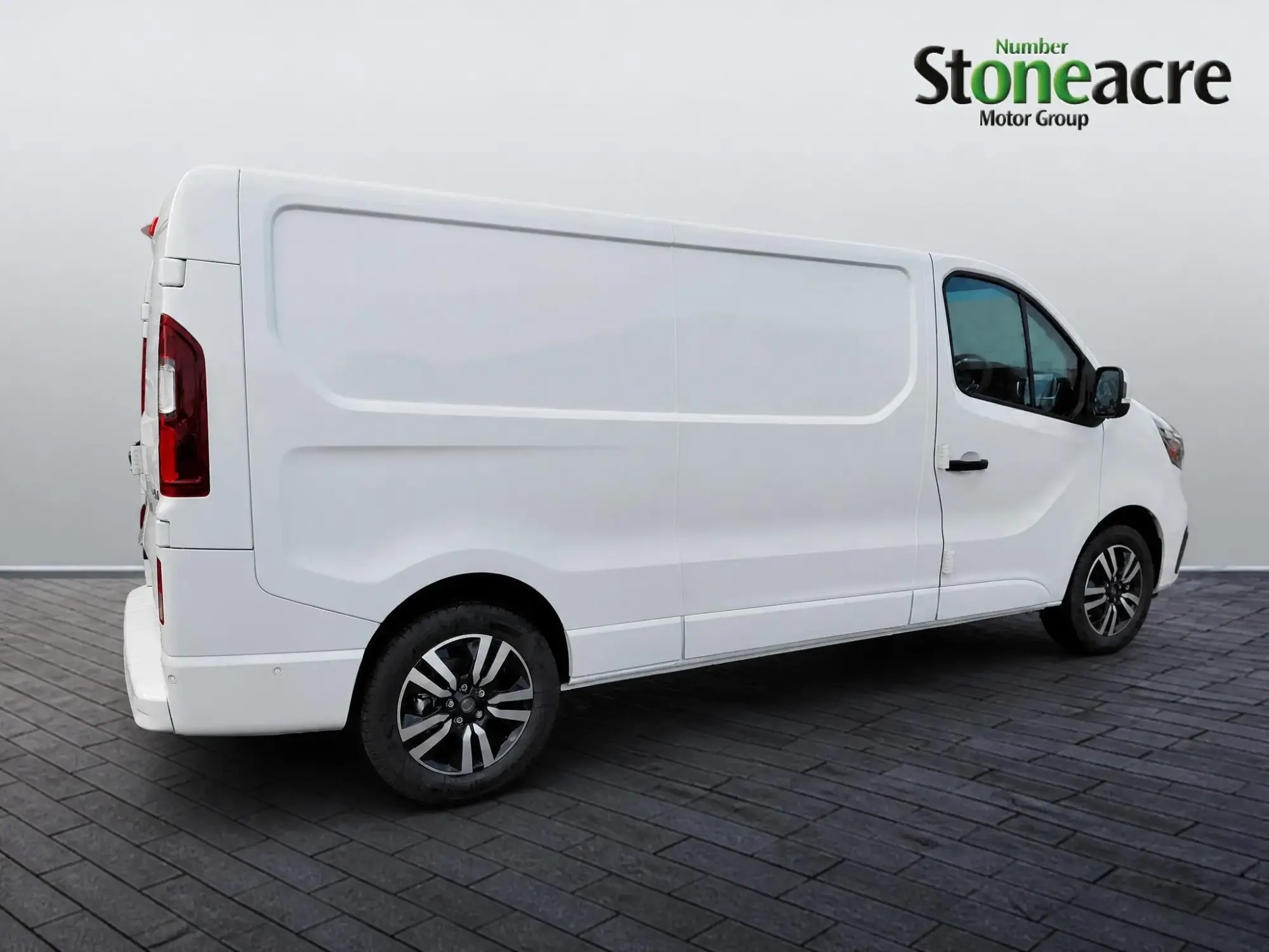 Renault Trafic 2.0 dCi Blue LL30 Extra Sport Auto L2 H1 Euro 6 (s/s) 5dr YN75WUE Image 3