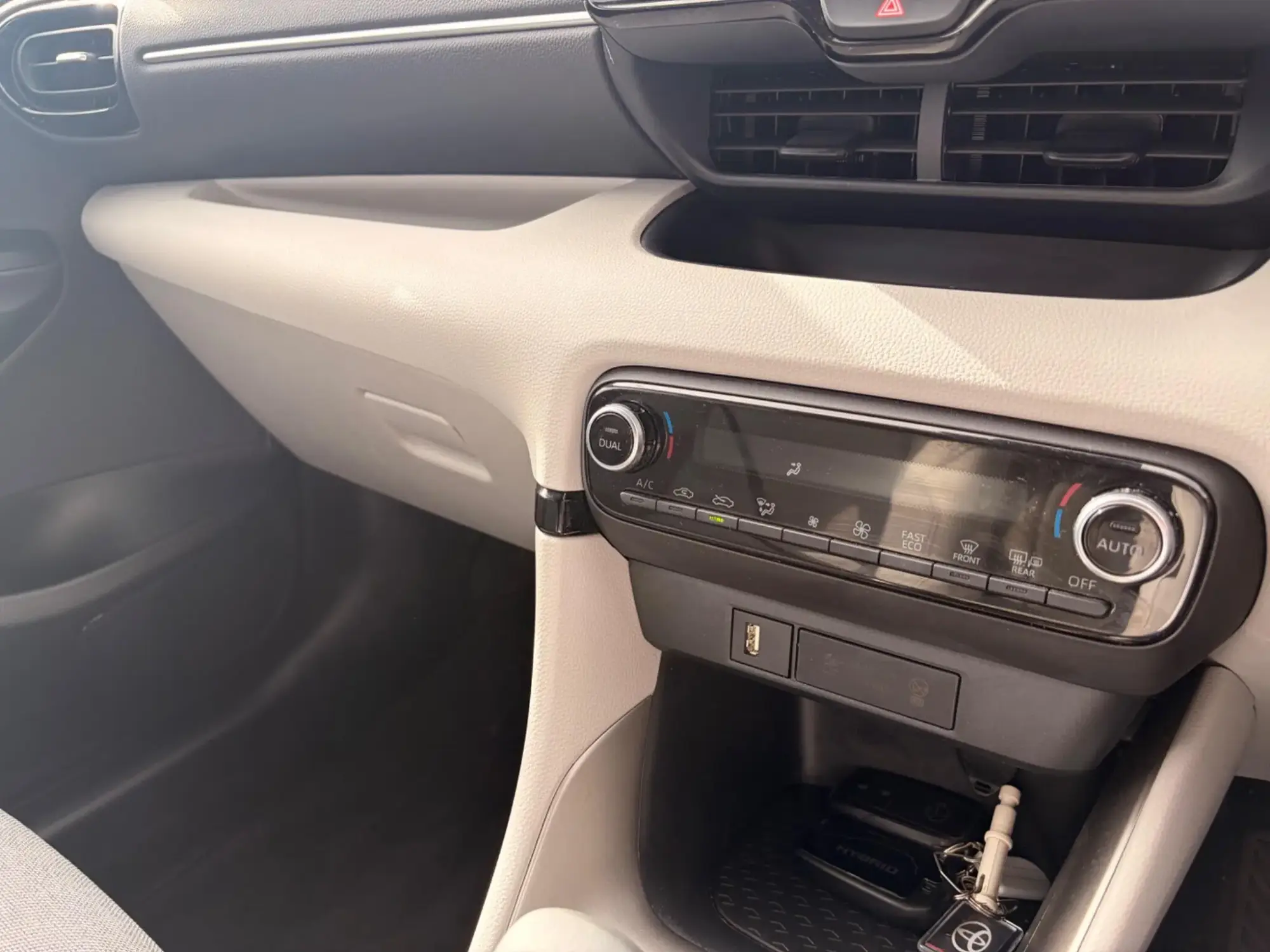 Toyota Yaris Hybrid Image 9