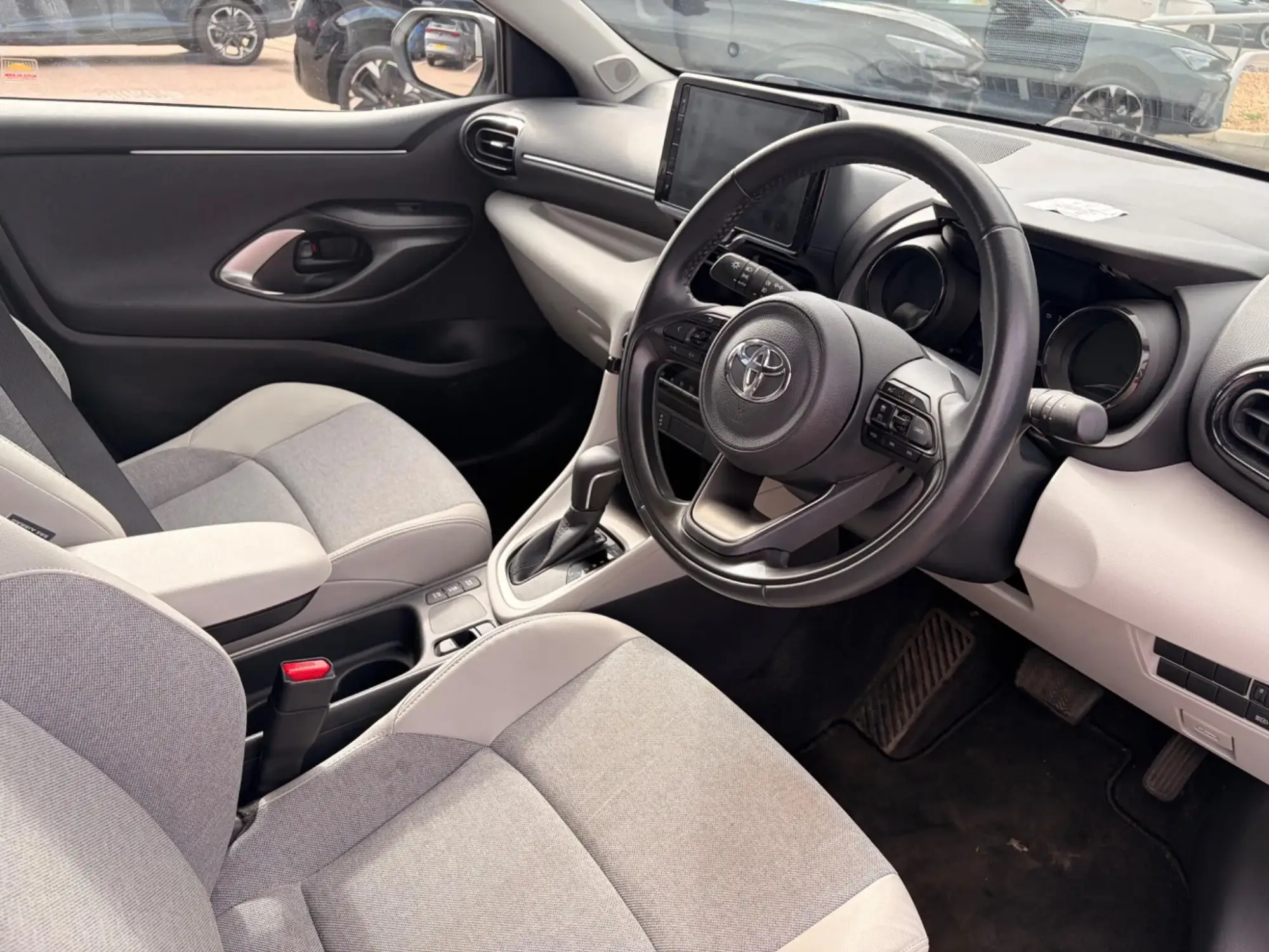 Toyota Yaris Hybrid Image 11