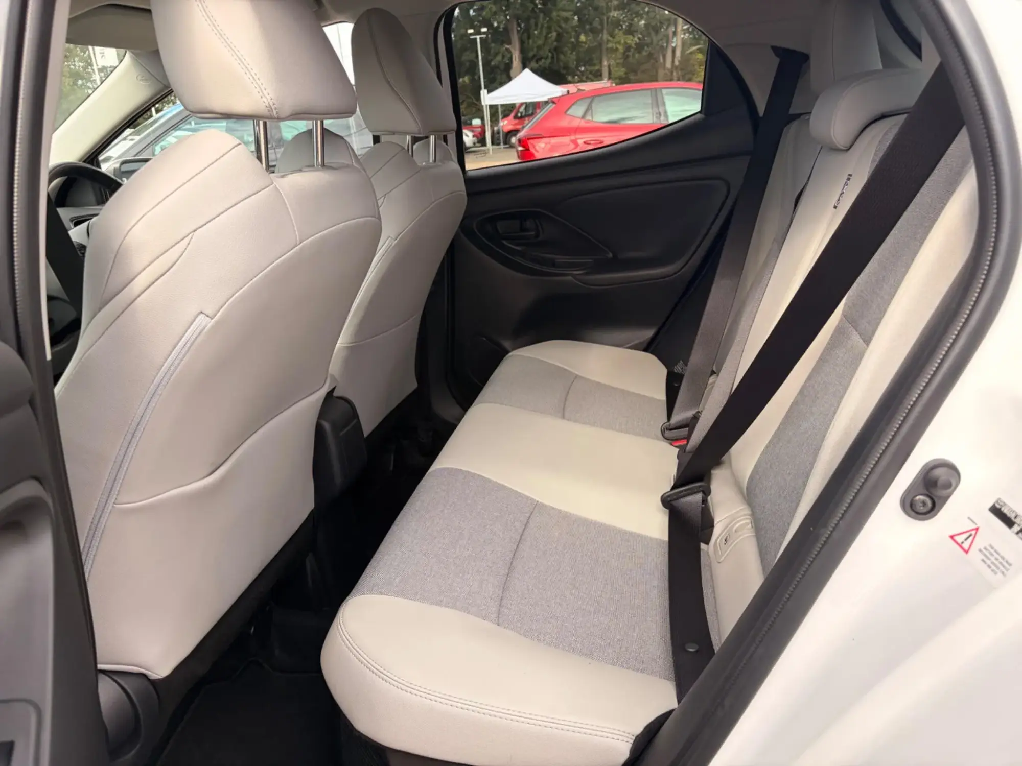 Toyota Yaris Hybrid Image 12