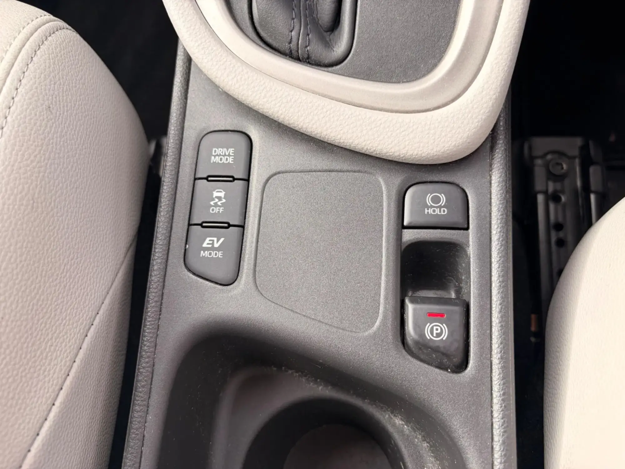 Toyota Yaris Hybrid Image 13