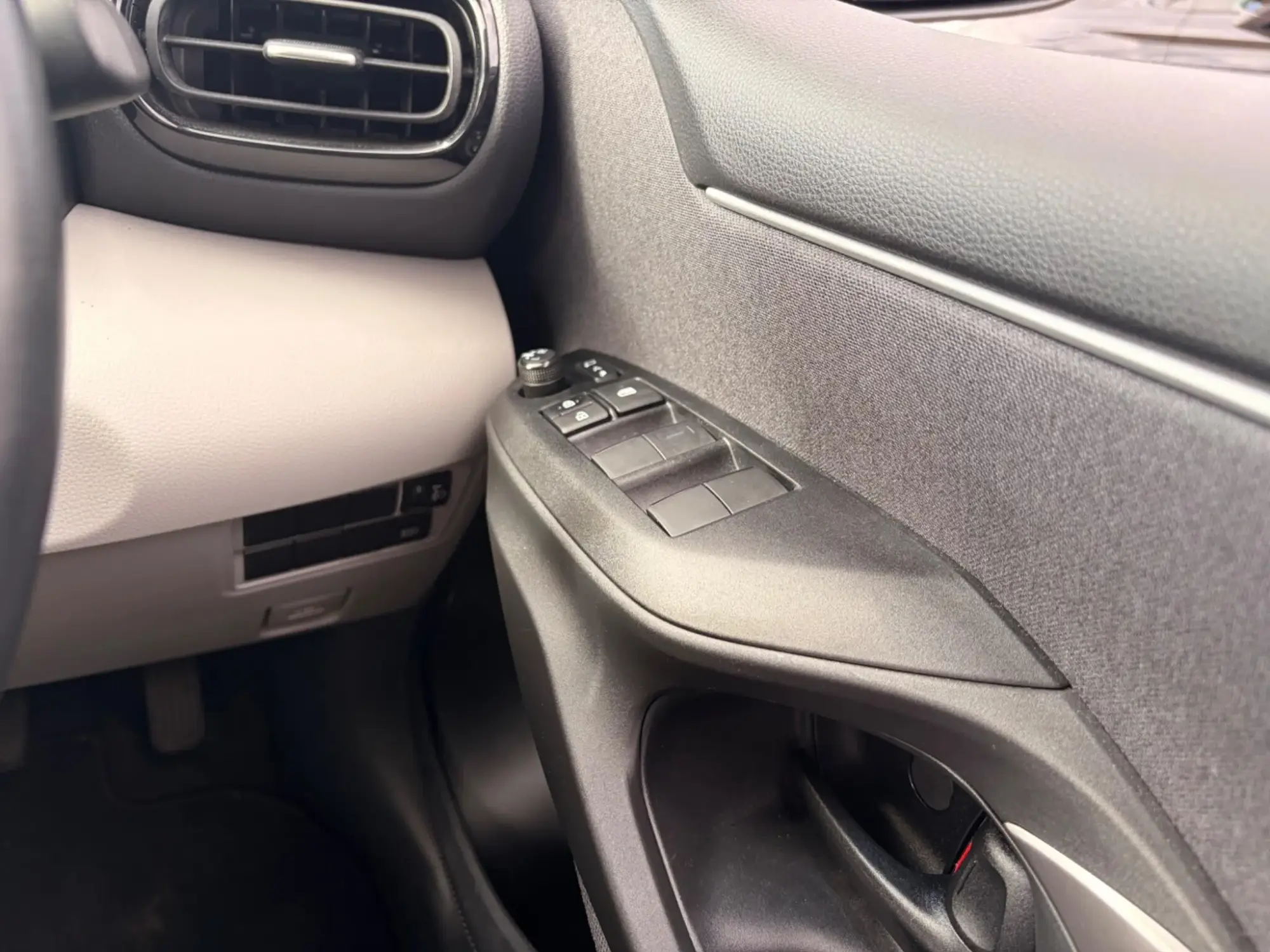 Toyota Yaris Hybrid Image 14