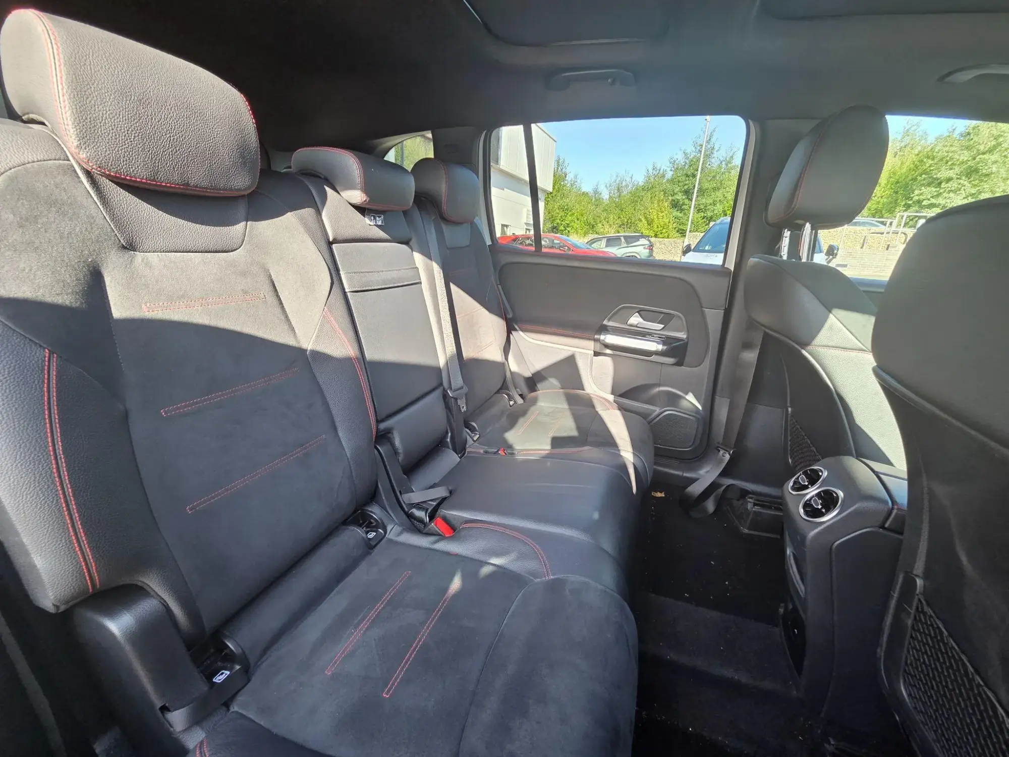 Mercedes-Benz GLB Image 19