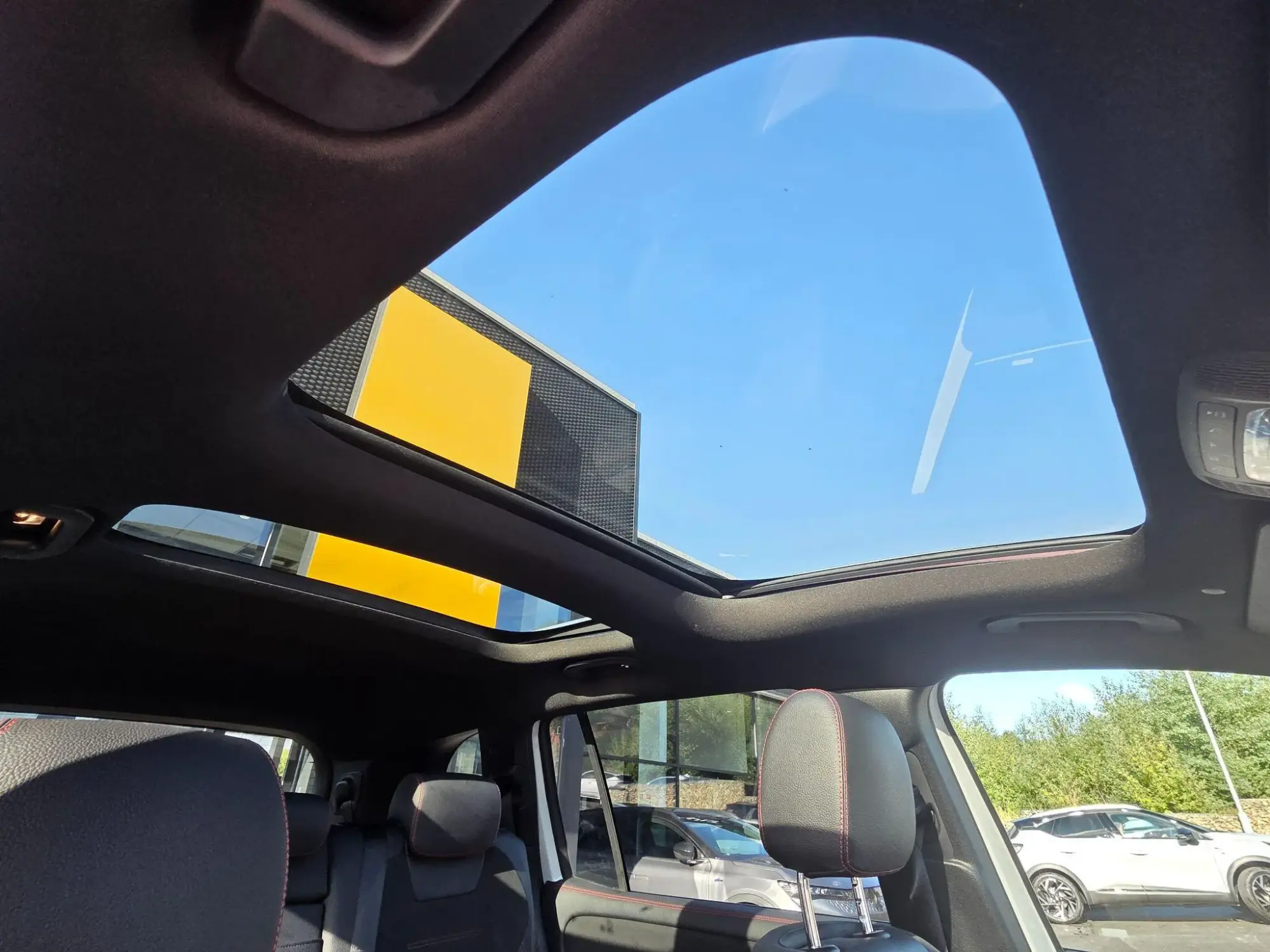 Mercedes-Benz GLB Image 26