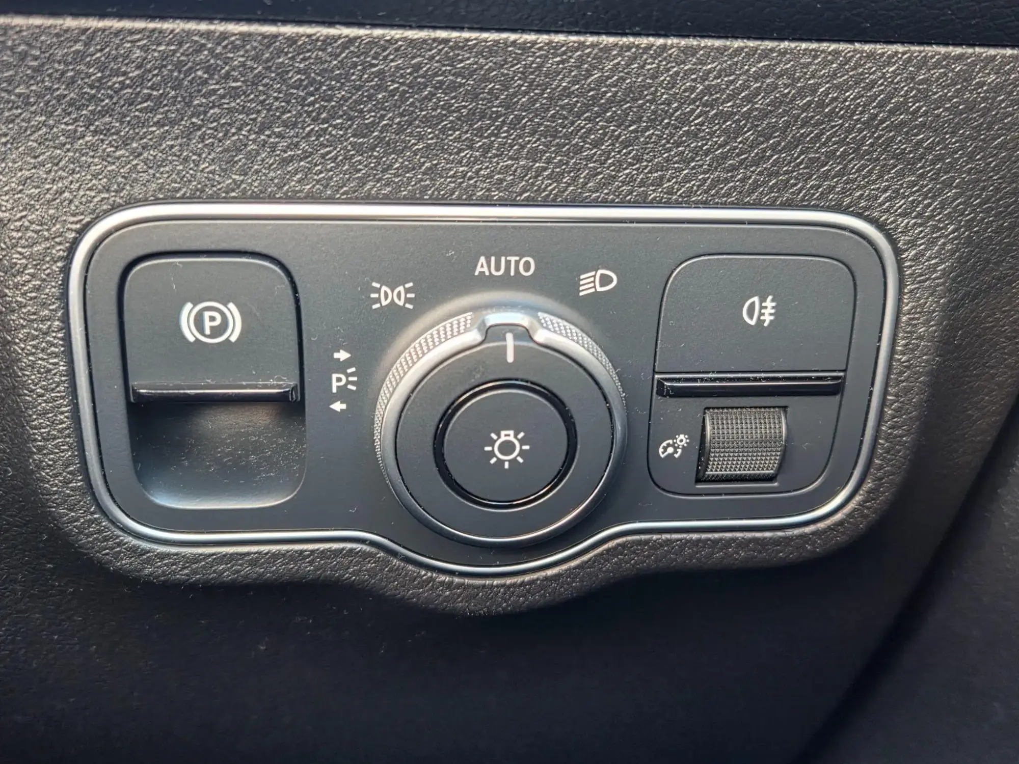Mercedes-Benz GLB Image 28