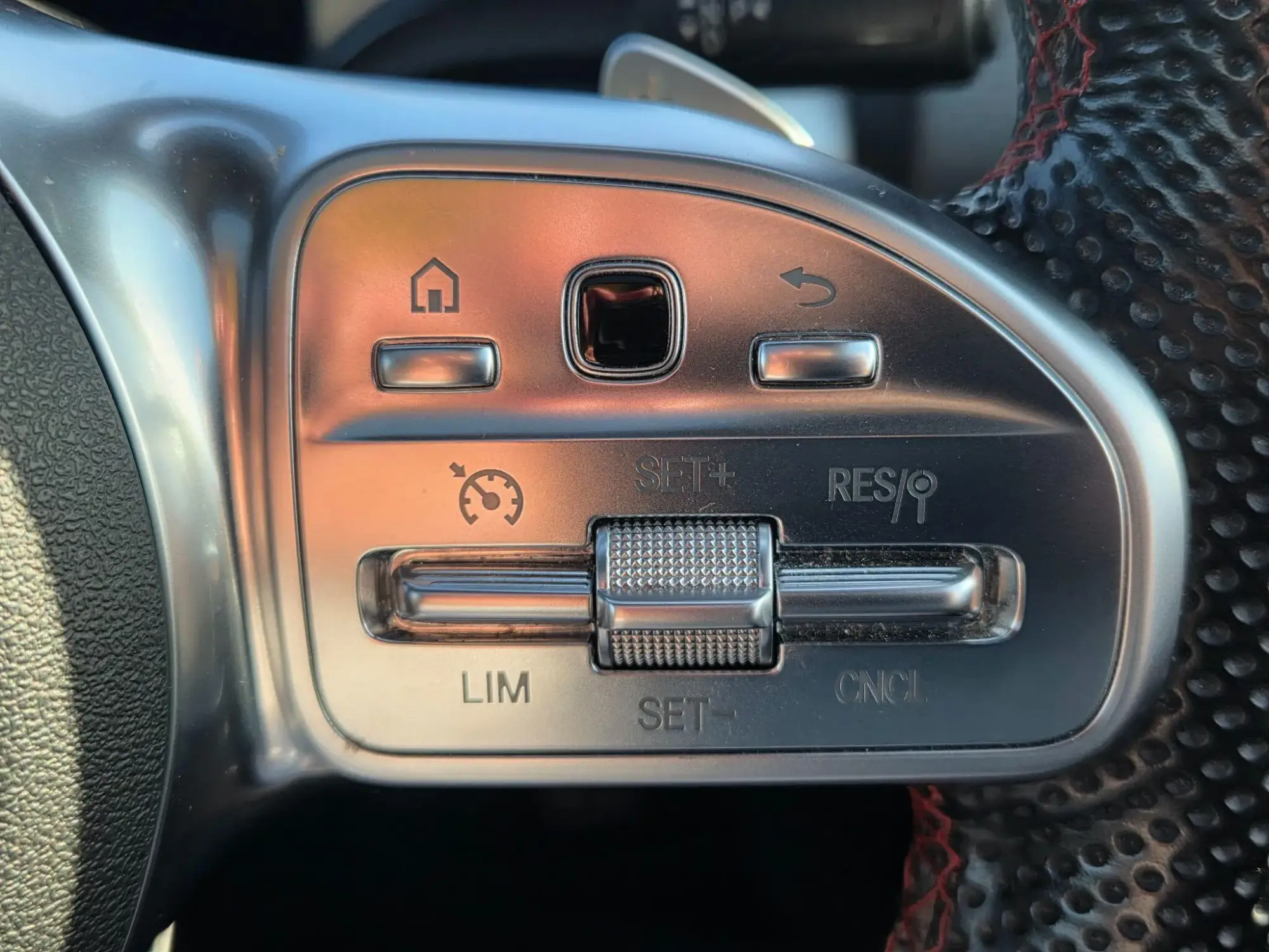 Mercedes-Benz GLB Image 30