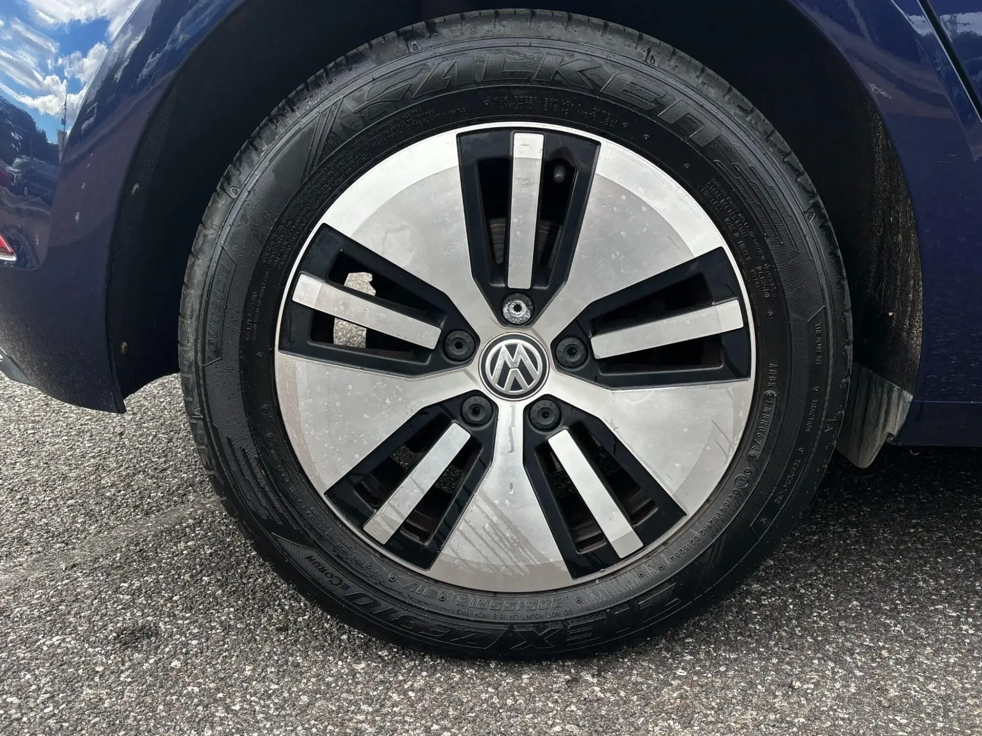 Volkswagen e-Golf Image 11