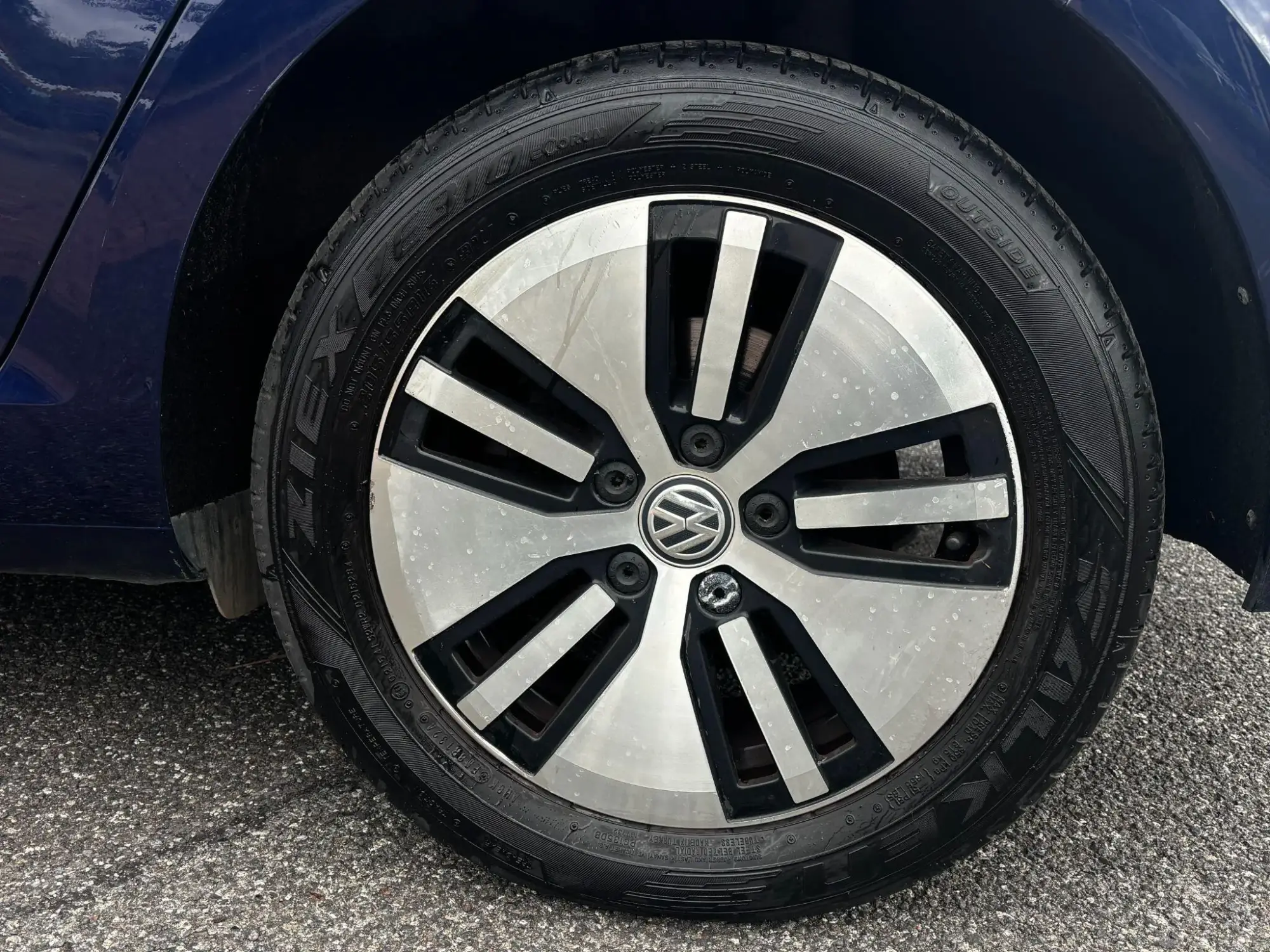Volkswagen e-Golf Image 12