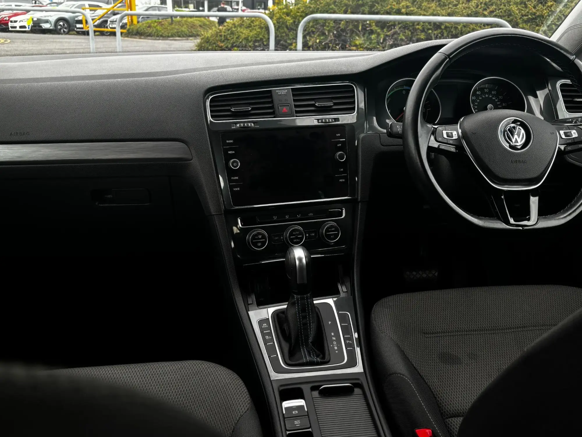 Volkswagen e-Golf Image 16