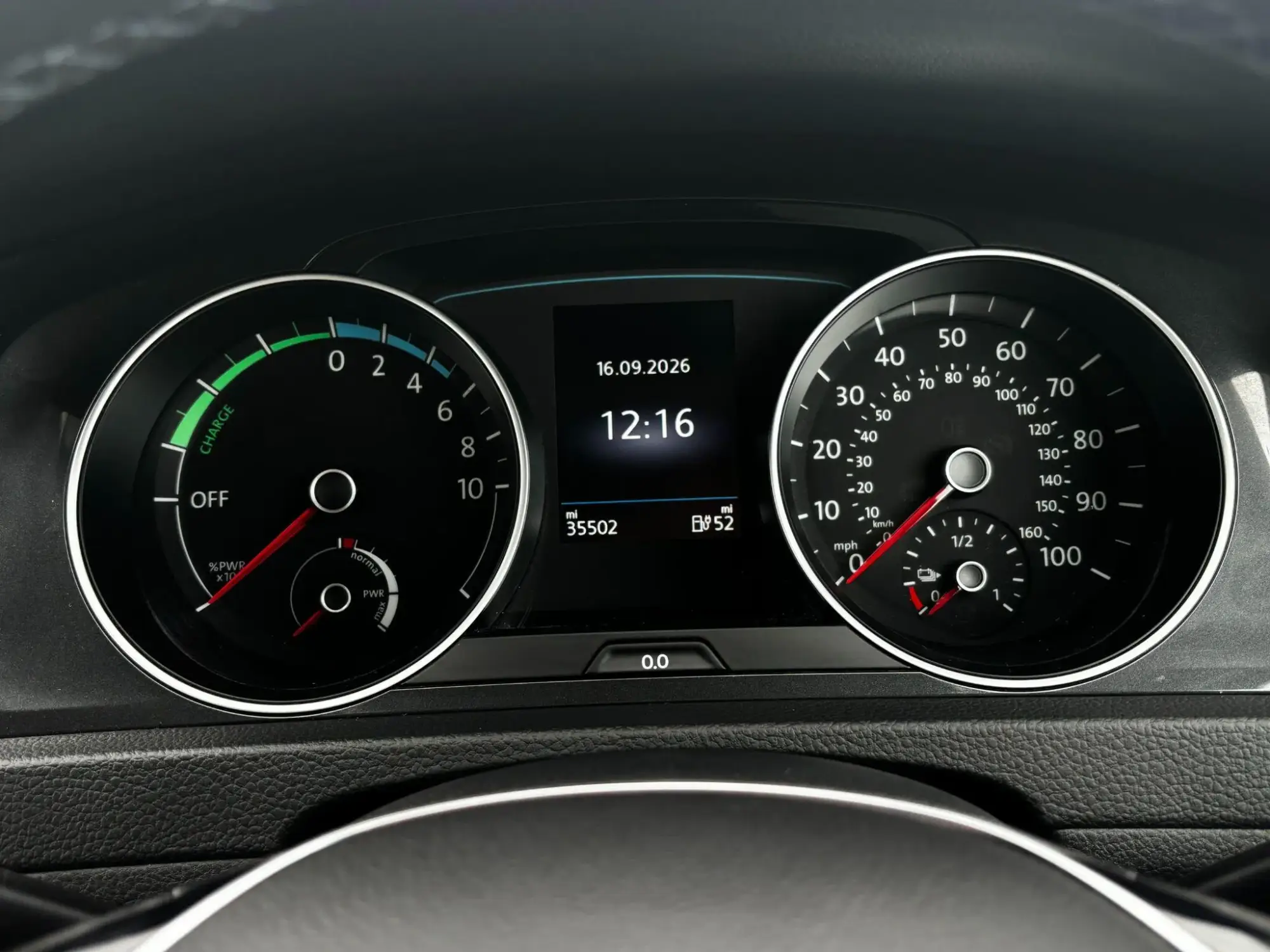 Volkswagen e-Golf Image 17