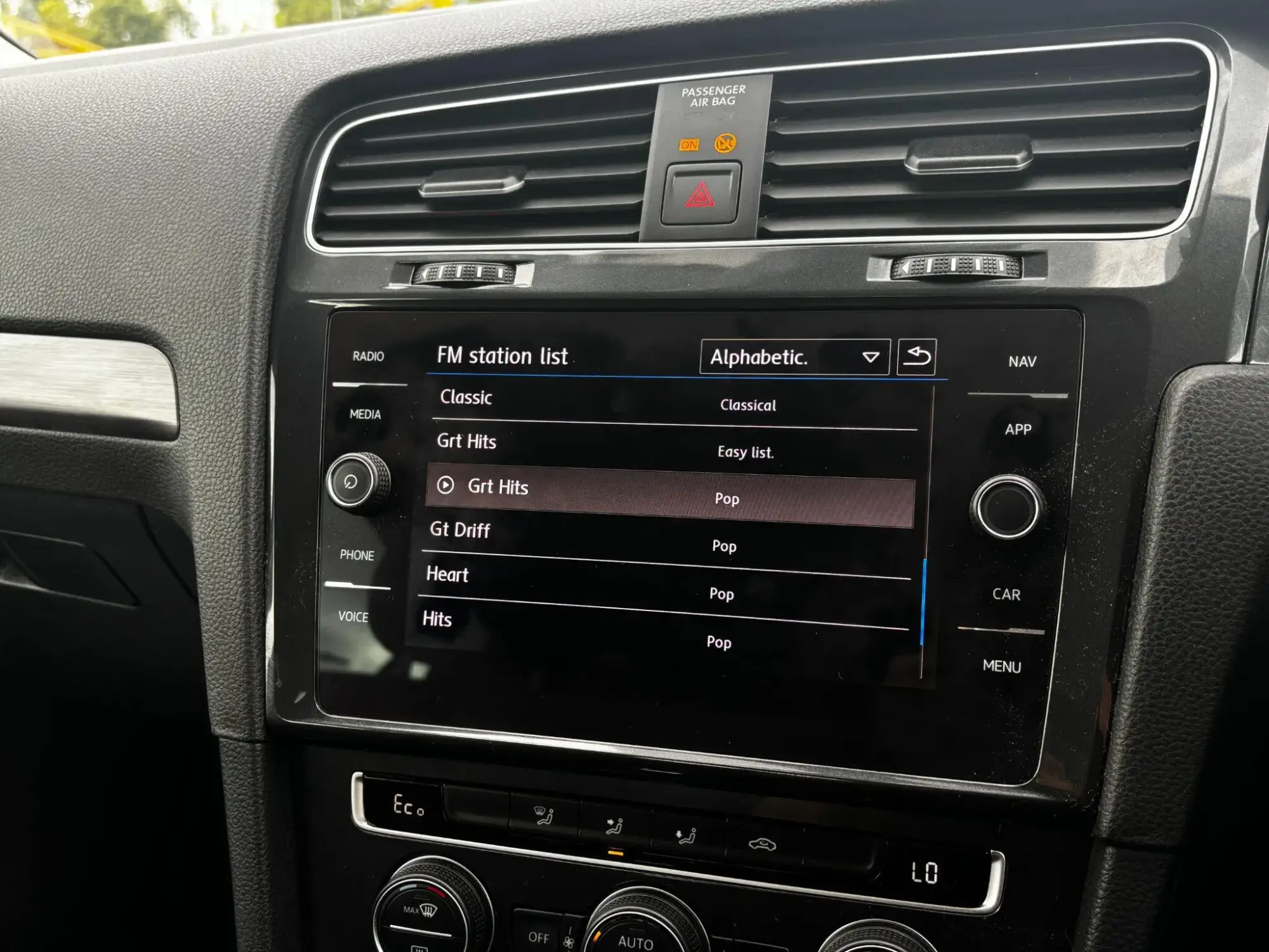 Volkswagen e-Golf Image 18