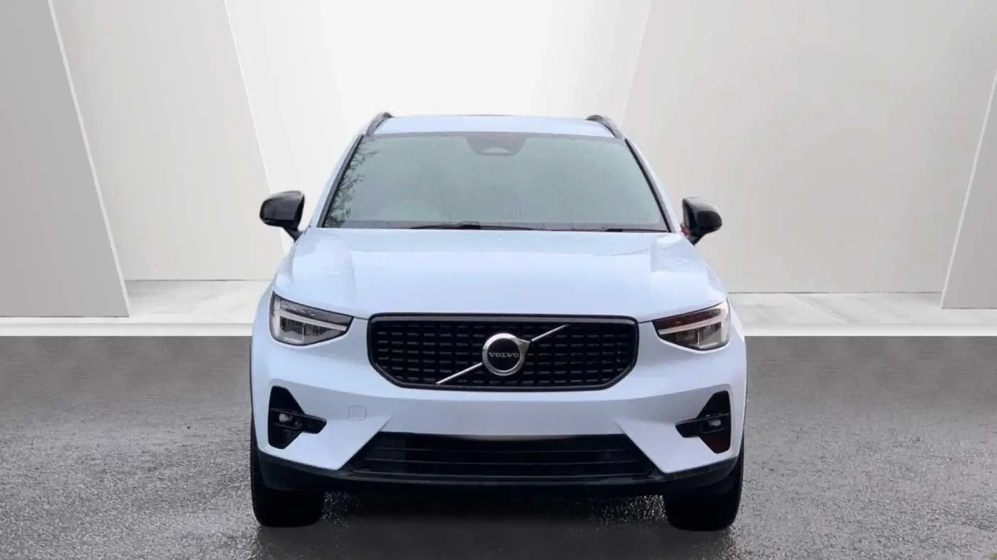 Volvo XC40 2.0 B3P Plus Dark 5dr Auto NL26GLV Image 2